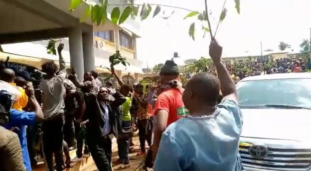 Capture d'écran d'une vidéo filmée devant le bureau du gouverneur de Bamenda, dans la région du Nord-Ouest au Cameroun, montrant une foule manifestant contre la mort d’une écolière causée par un policier le 12 novembre 2021. 