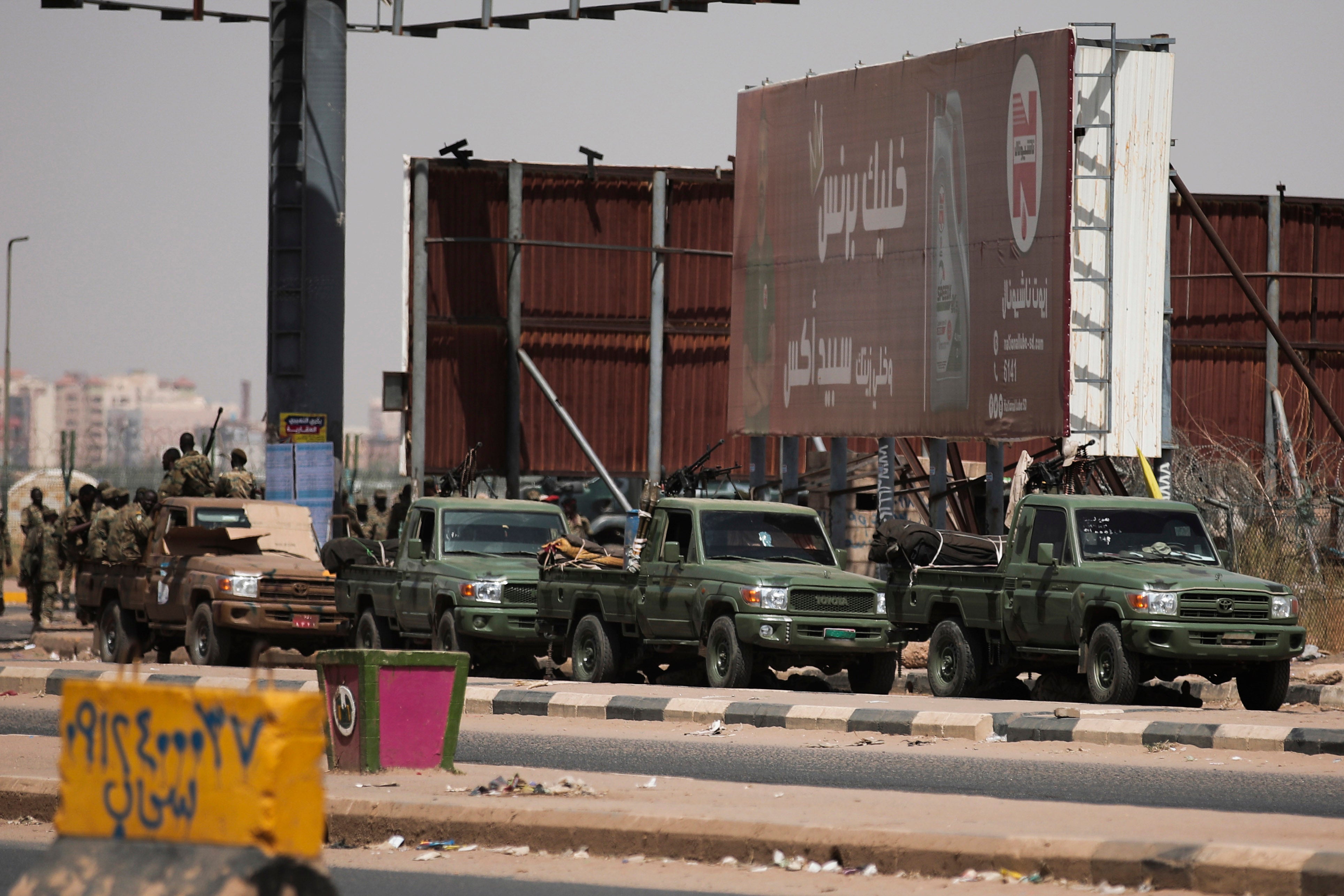 قوات الأمن السودانية منتشرة خلال مظاهرة في الخرطوم، السودان يوم الثلاثاء 26 أكتوبر/تشرين الأول 2021.