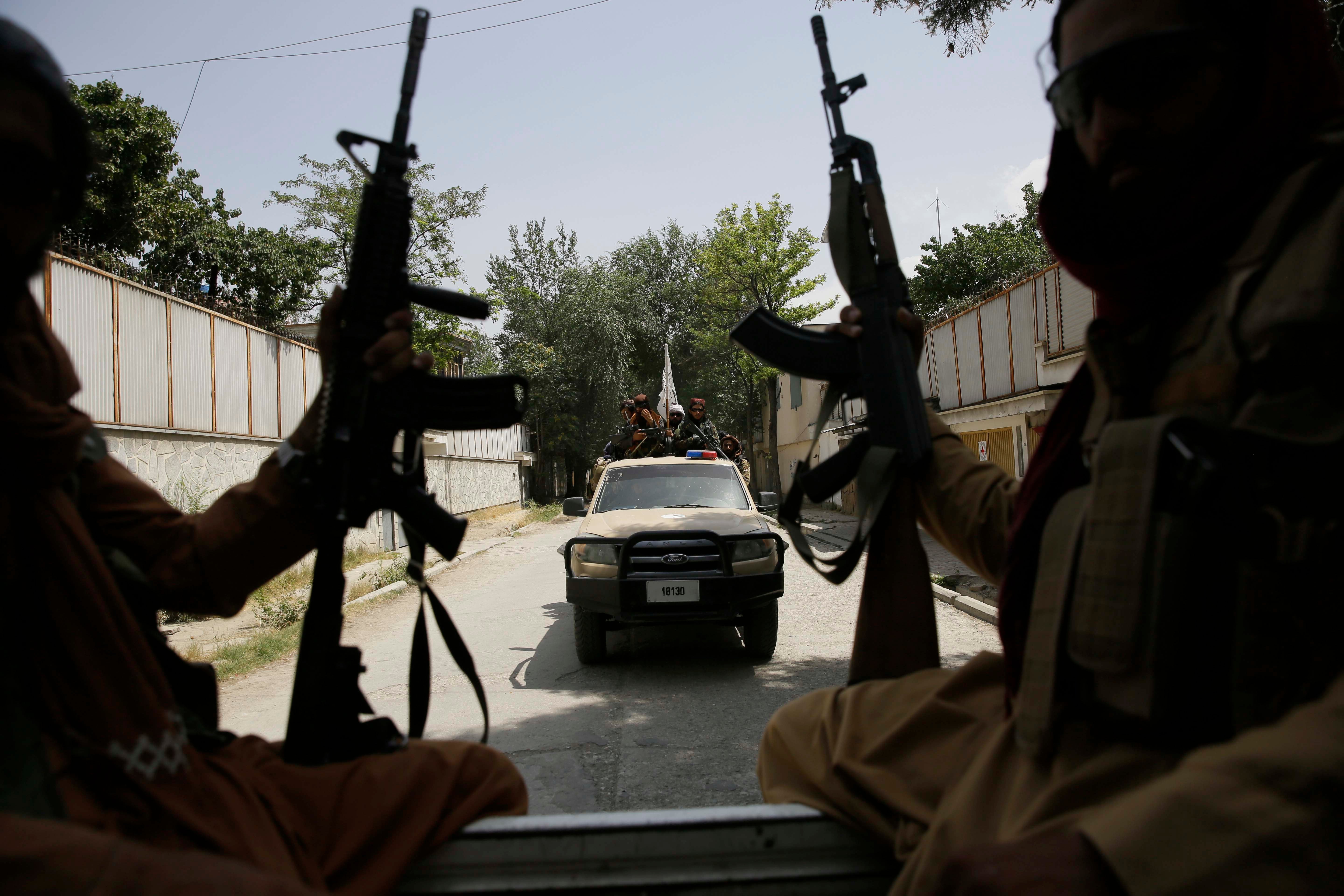 Ces combattants talibans, tenant des mitraillettes, patrouillaient à bord d’un véhicule dans une rue de la capitale de l’Afghanistan, Kaboul, le 19 août 2021. 