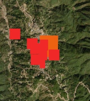 Image satellite de la ville de Thantlang (État de Chin) dans le nord-ouest du Myanmar, enregistrée le 29 octobre 2021. Les carrés de couleur orange et rouges dénotent des anomalies thermiques : de très fortes chaleurs due à des incendies dans ces zones.  