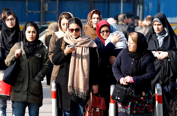نساء إيرانيات يمشين في أحد شوارع العاصمة طهران في 7 فبراير/شباط 2018.