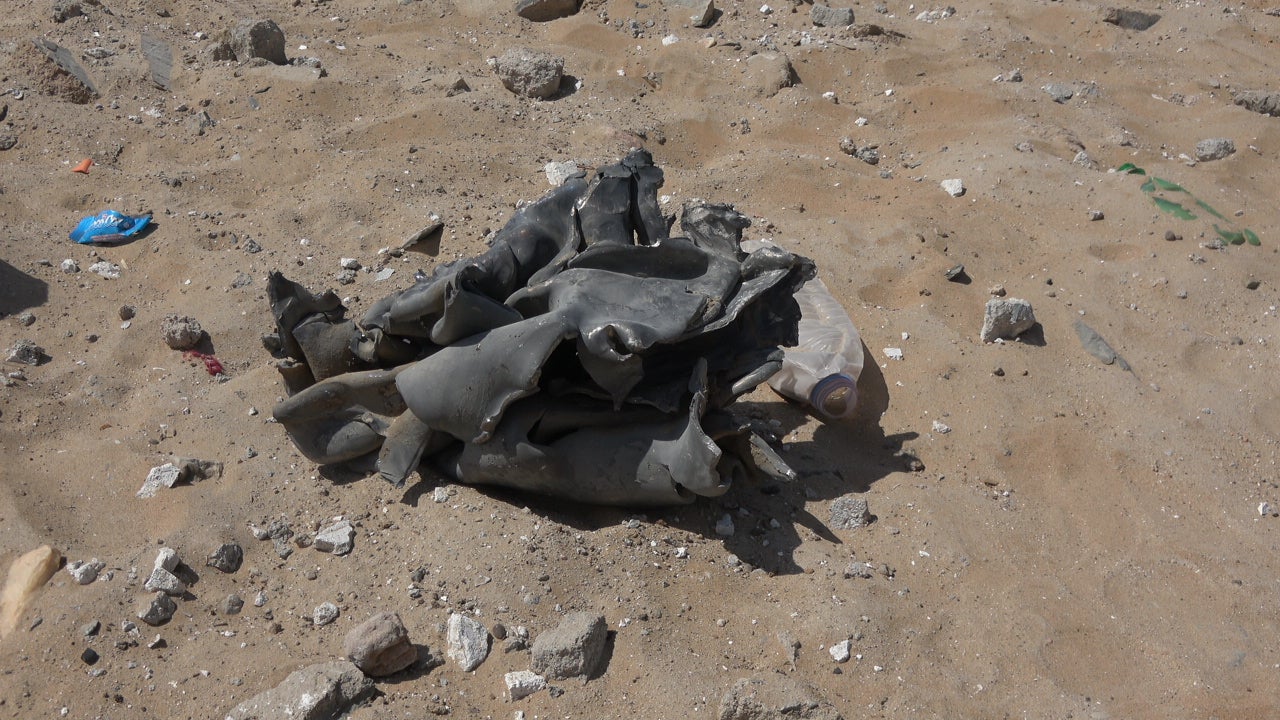بقايا صاروخ أطلقه الحوثيون أصاب منزل عبداللطيف القبلي نمران، في قرية العمود، مديرية الجوبة، محافظة مأرب، اليمن. 29 أكتوبر/تشرين الأول 2021. 