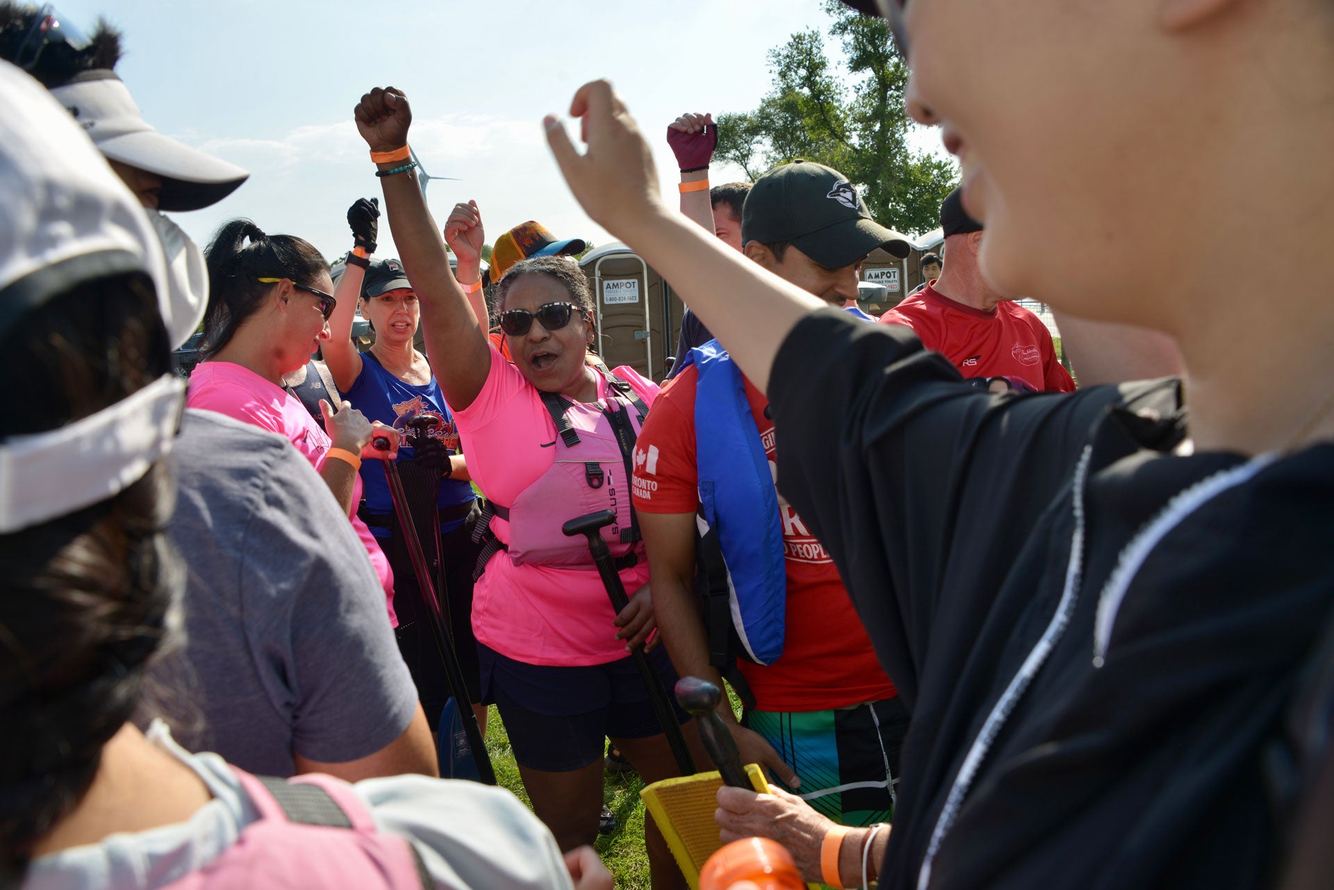 Kaola Baird avec ses coéquipier·ère·s au Dragon Boat Race Festival en septembre 2021.