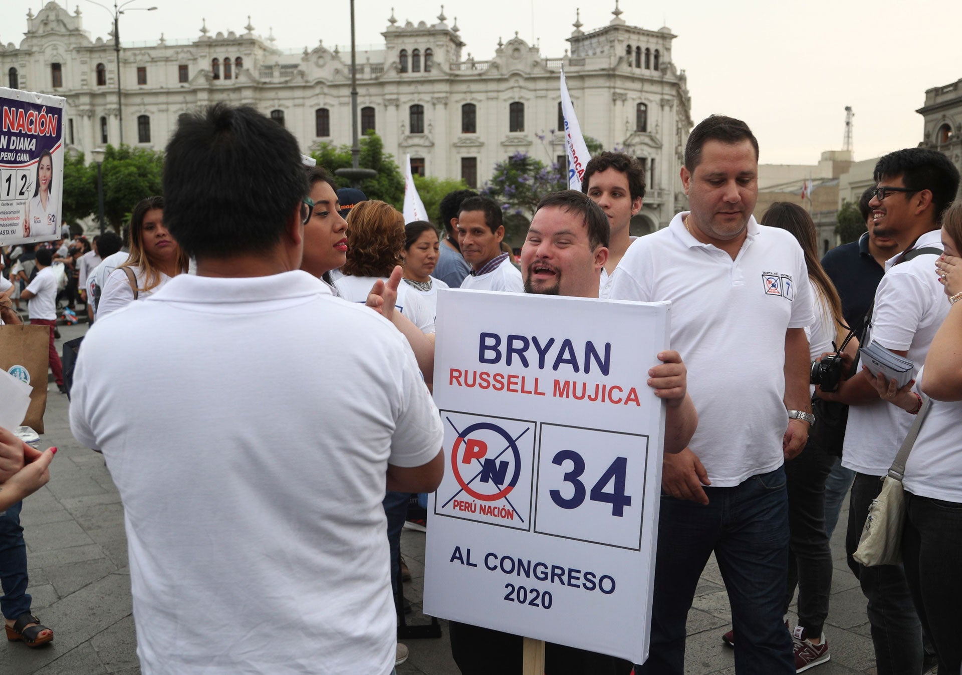 Bryan Russell, becario Marca Bristo 2021 de Human Rights Watch haciendo campaña en la Plaza San Martín en Lima, Perú