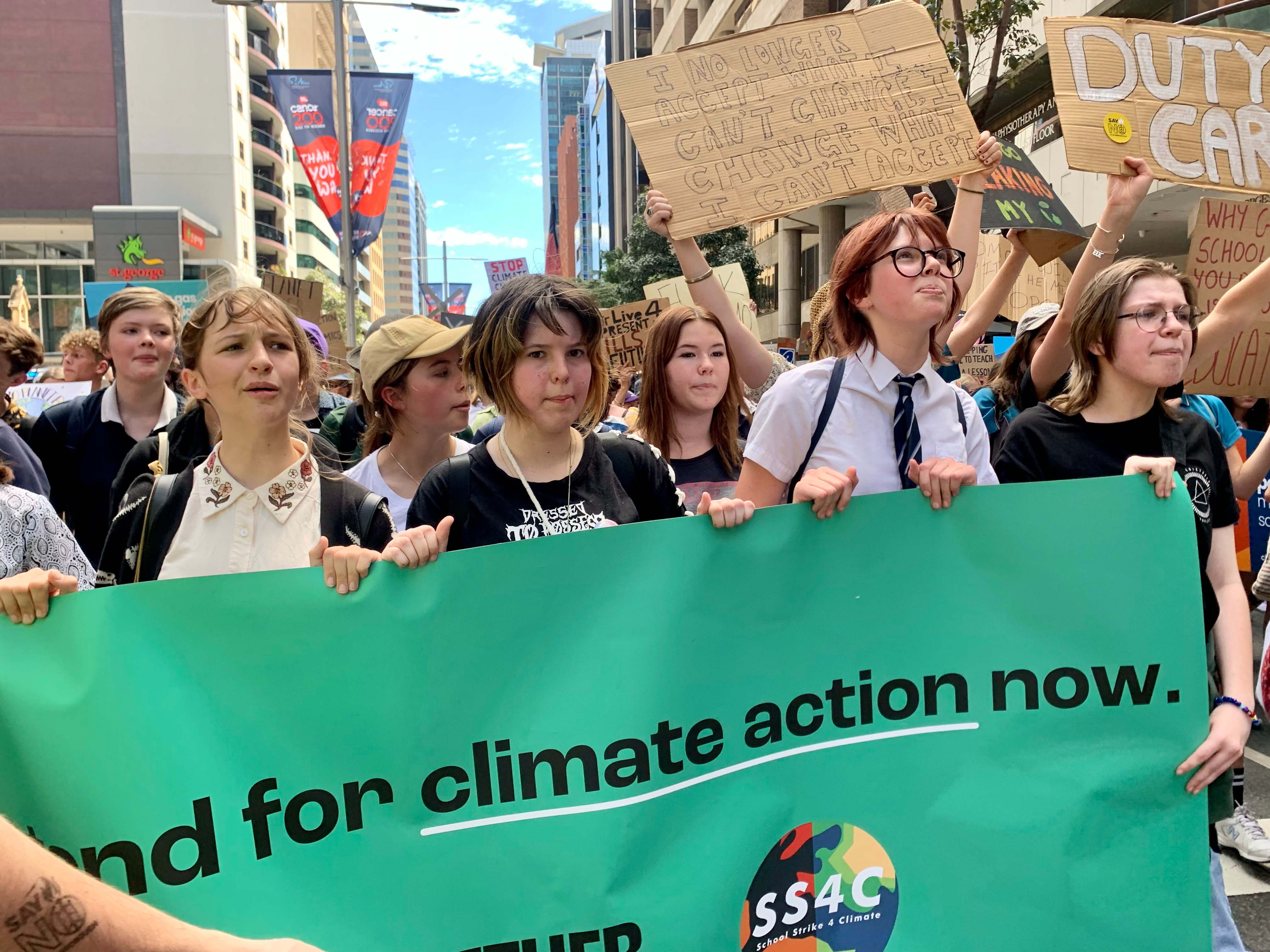 大批学生发动气候罢课，要求为气候变化采取紧急行动，澳大利亚伯斯，2021年10月15日。