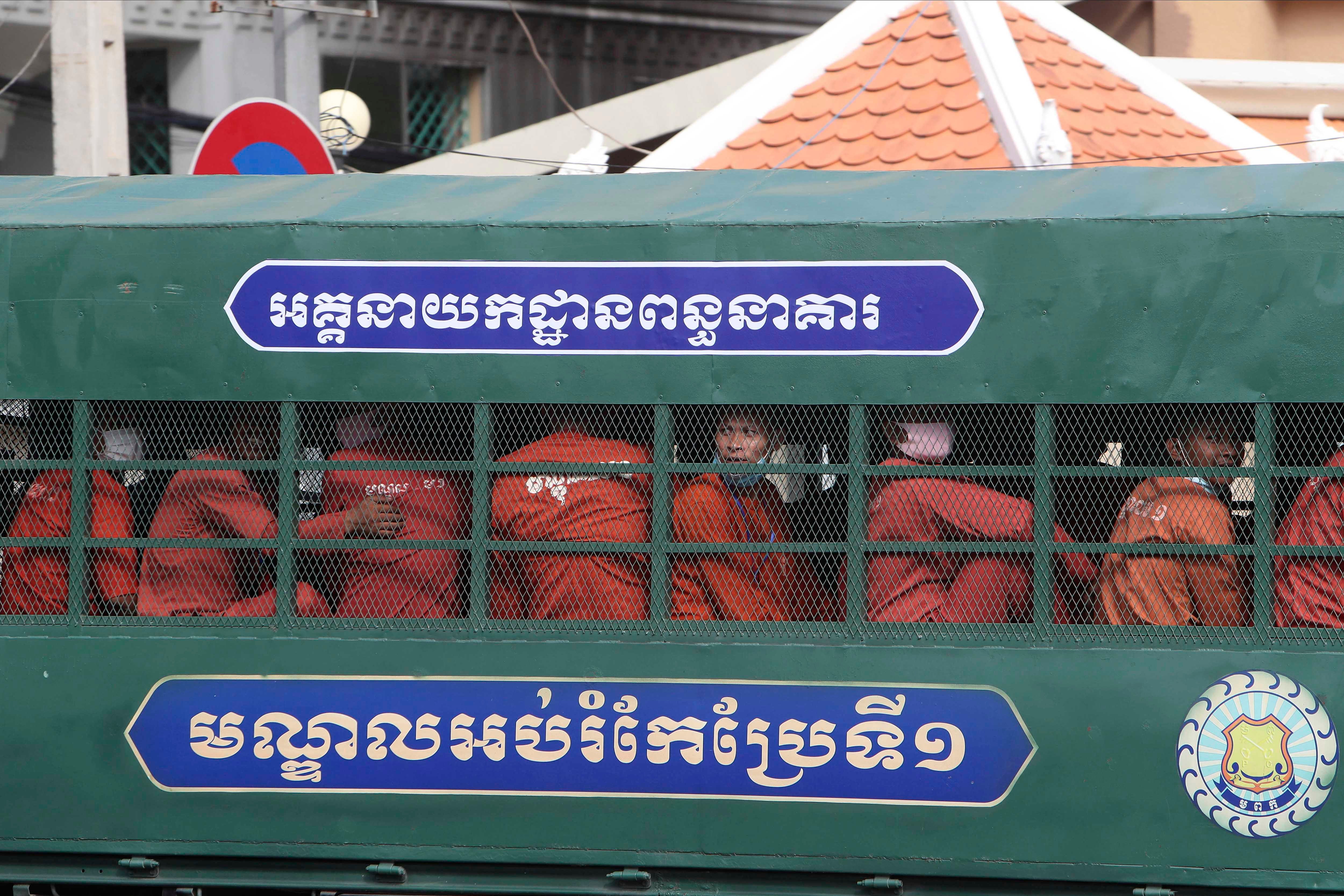 包括柬埔寨工会联合会主席荣春（Rong Chhun）在内的一批囚犯，乘坐囚车抵达金边市法院，柬埔寨，2021年8月18日。