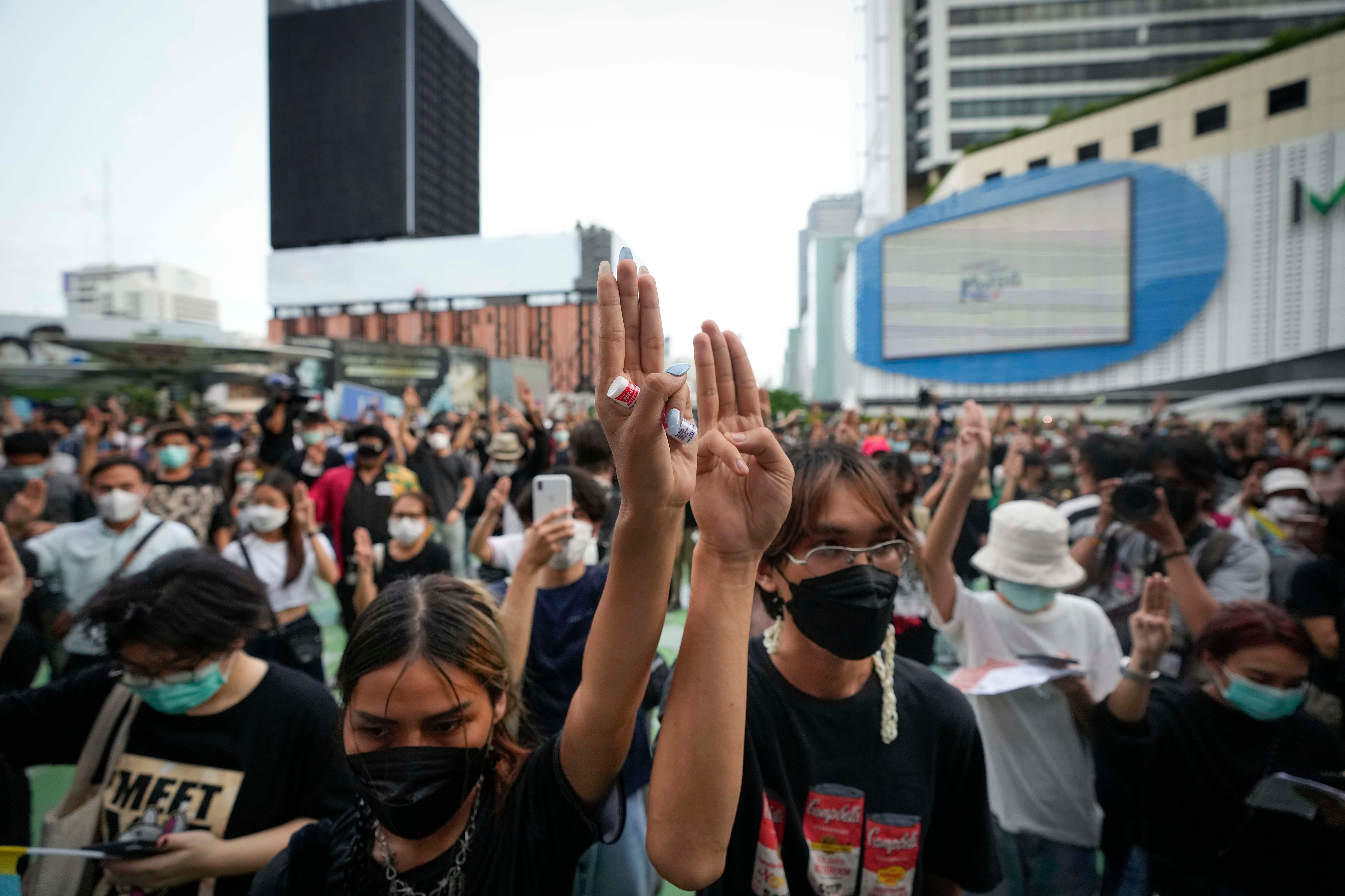 民主派示威者举起象征抵抗的三指手势，泰国曼谷，2021年6月24日。