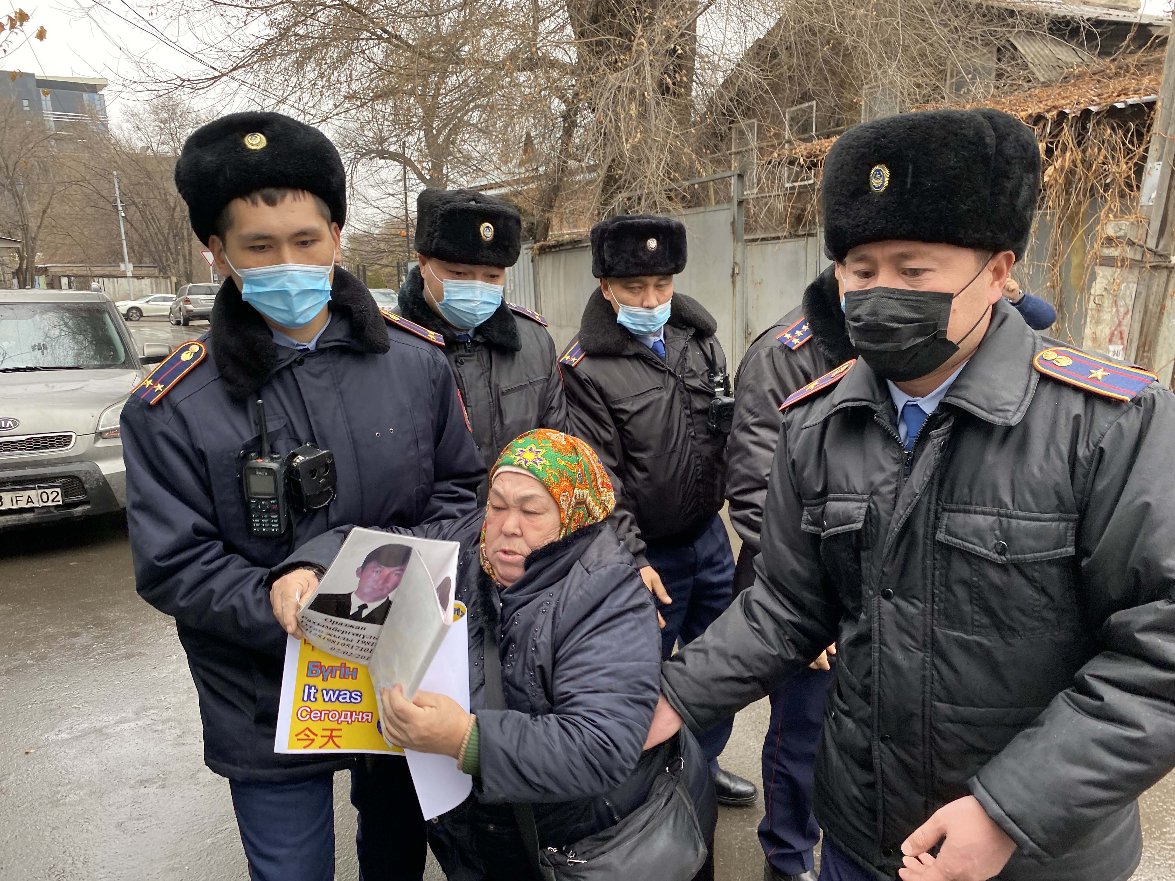 Задержание Халиды Акытхан у генконсульства Китая в Алматы, Казахстан, которое уже больше 300 дней пикетируют родственники задержанных или пропавших без вести в Синьцзяне.