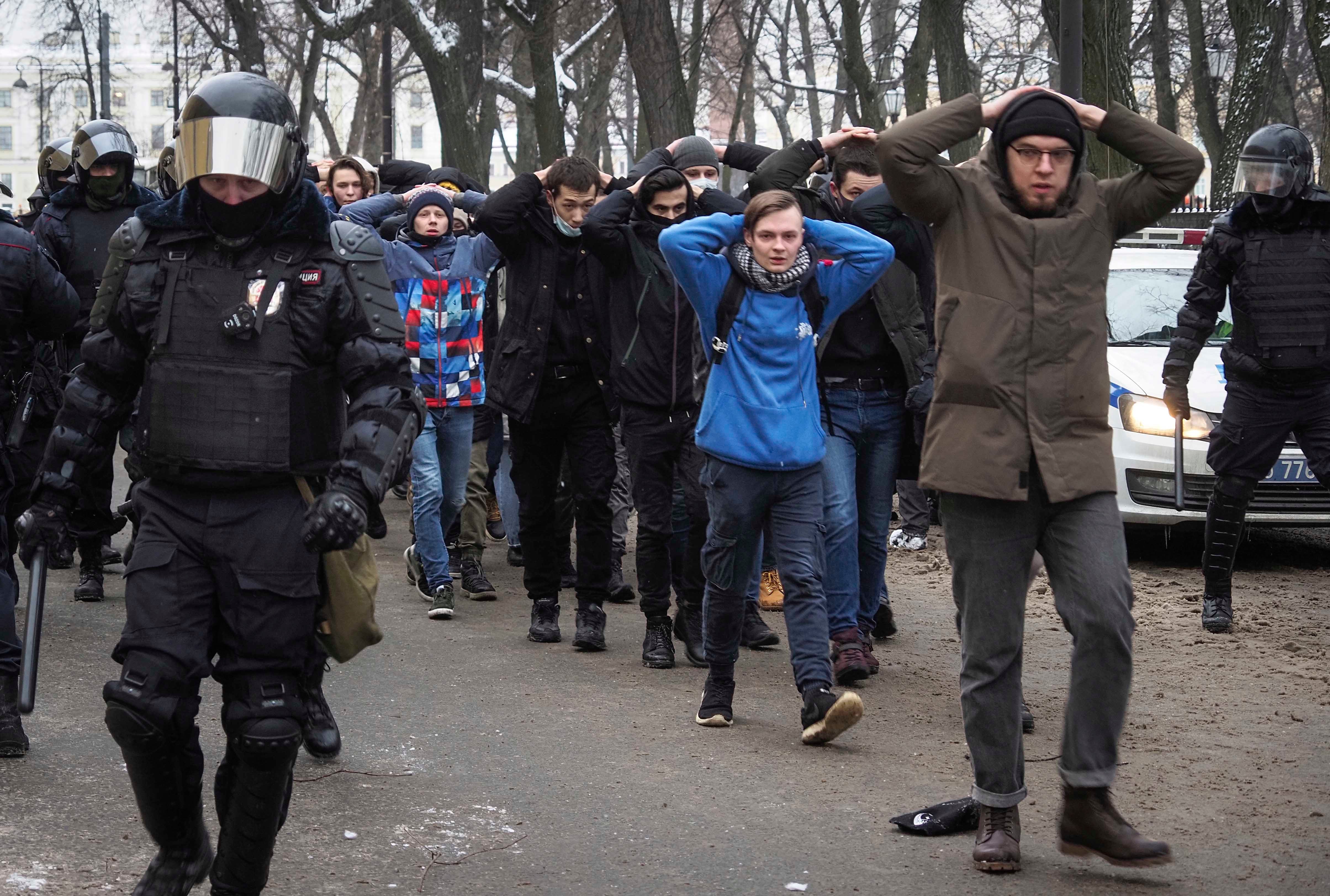 Die Polizei nimmt Demonstrant*innen bei einer Kundgebung gegen die Inhaftierung des Oppositionsführers Alexej Nawalny in St. Petersburg fest, 31. Januar 2021.