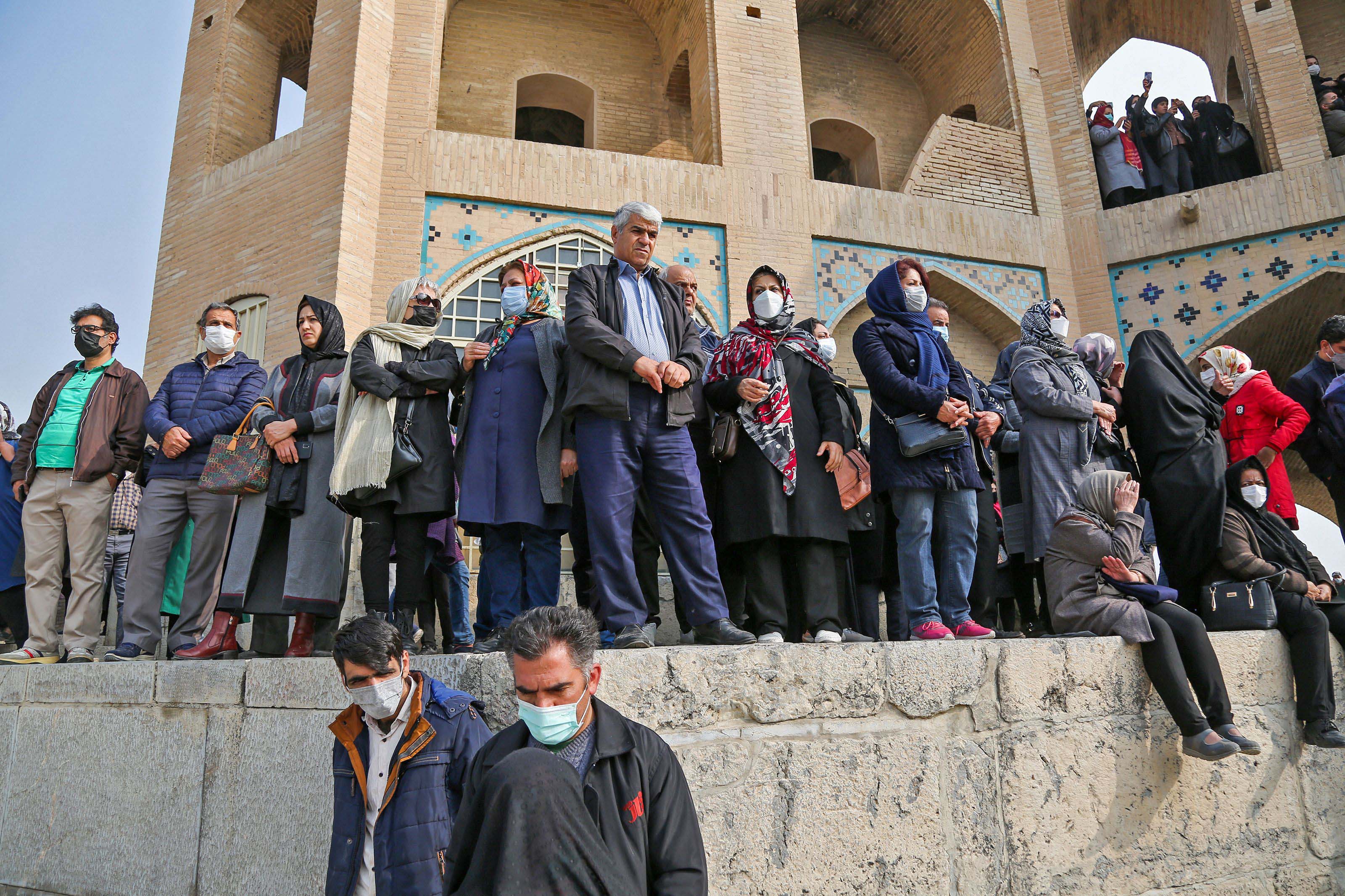 تجمُّع لإيرانيين خلال احتجاج بعد جفاف النهر في مقاطعتهم بسبب الجفاف والتحويلات من النهر، في مدينة أصفهان وسط البلاد في 19 نوفمبر/تشرين الثاني 2021. 