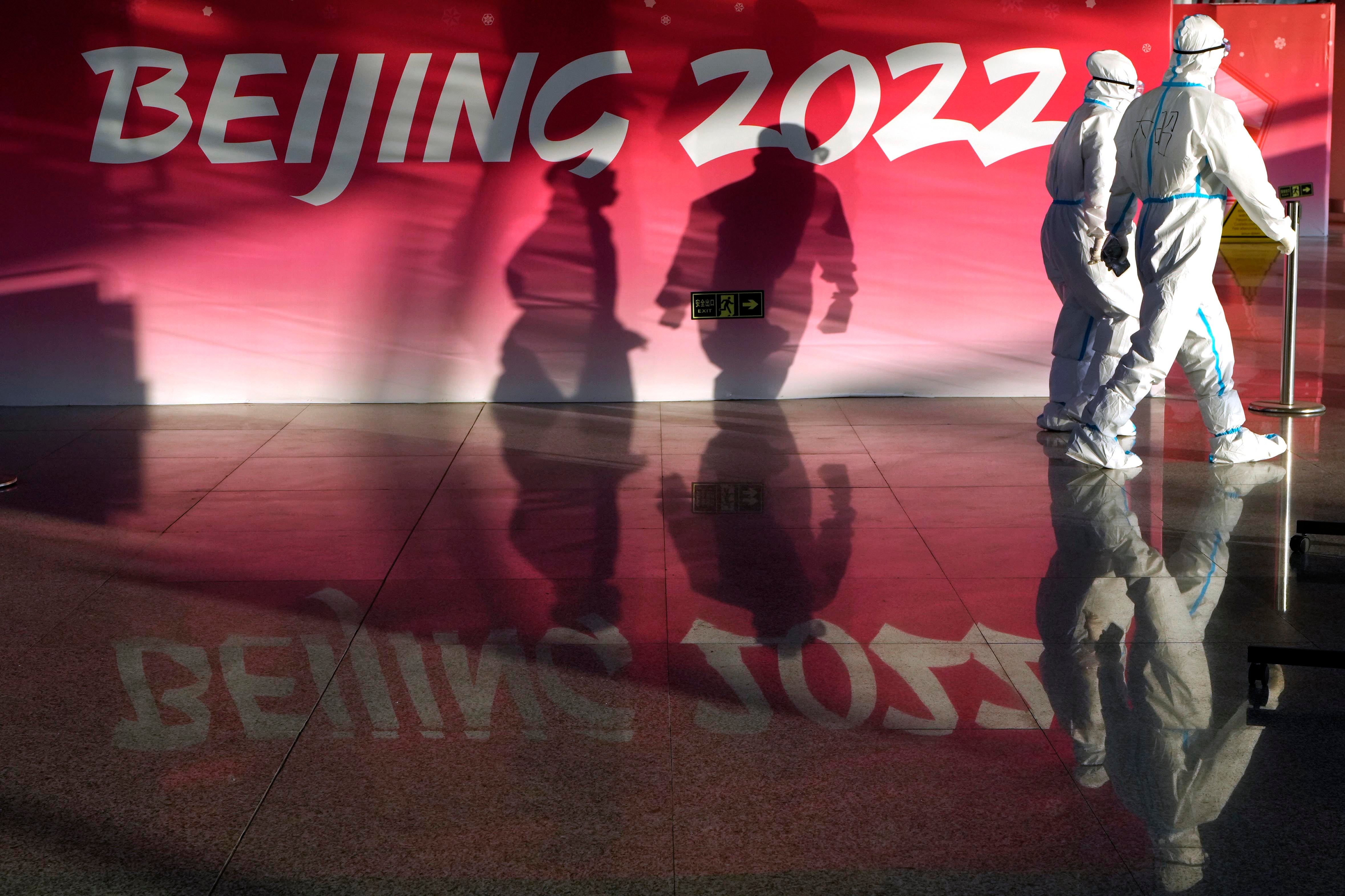 奥运会接待人员身着全套防疫装备在北京首都国际机场服务旅客，北京，2022年1月31日。