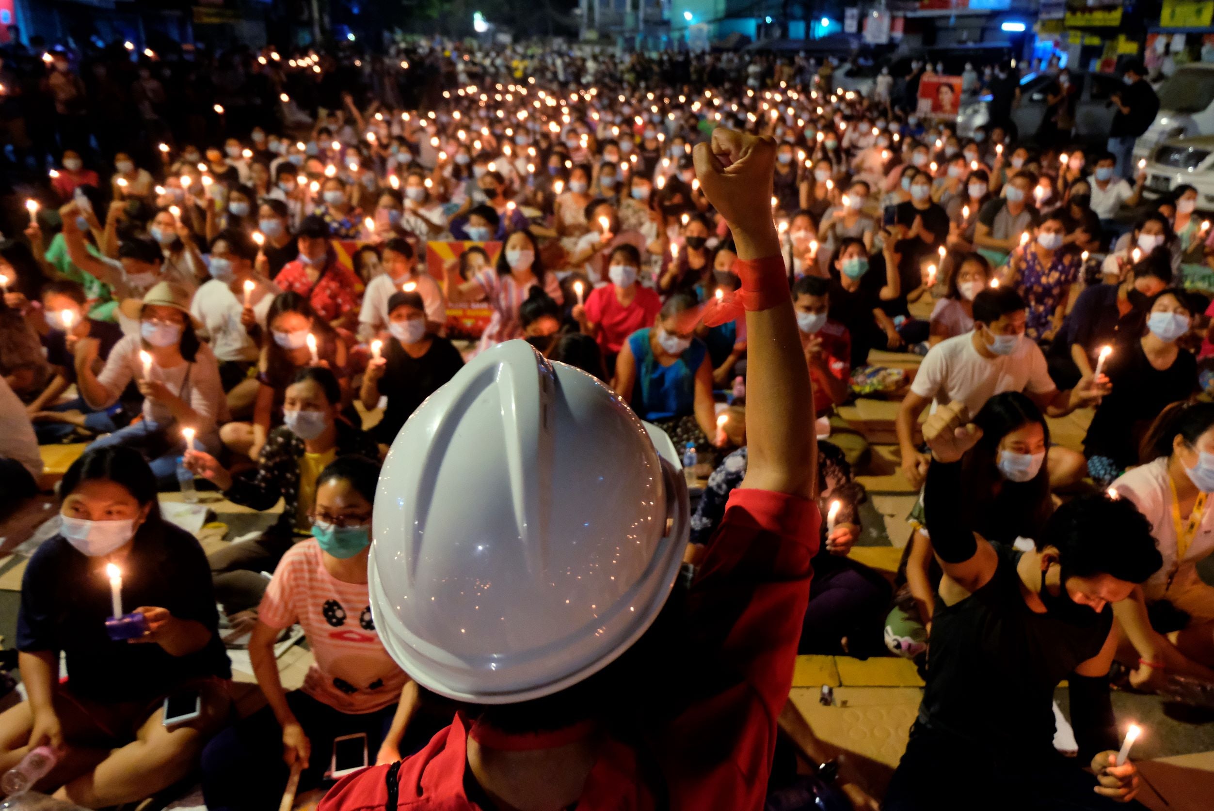 Cette foule de personnes participait à un sit-in à Yangon (Rangoun) au Myanmar, dans la nuit du 14 mars 2021, tenant des bougies pour exprimer pacifiquement leur opposition au coup d’État militaire du 1er février 2021.