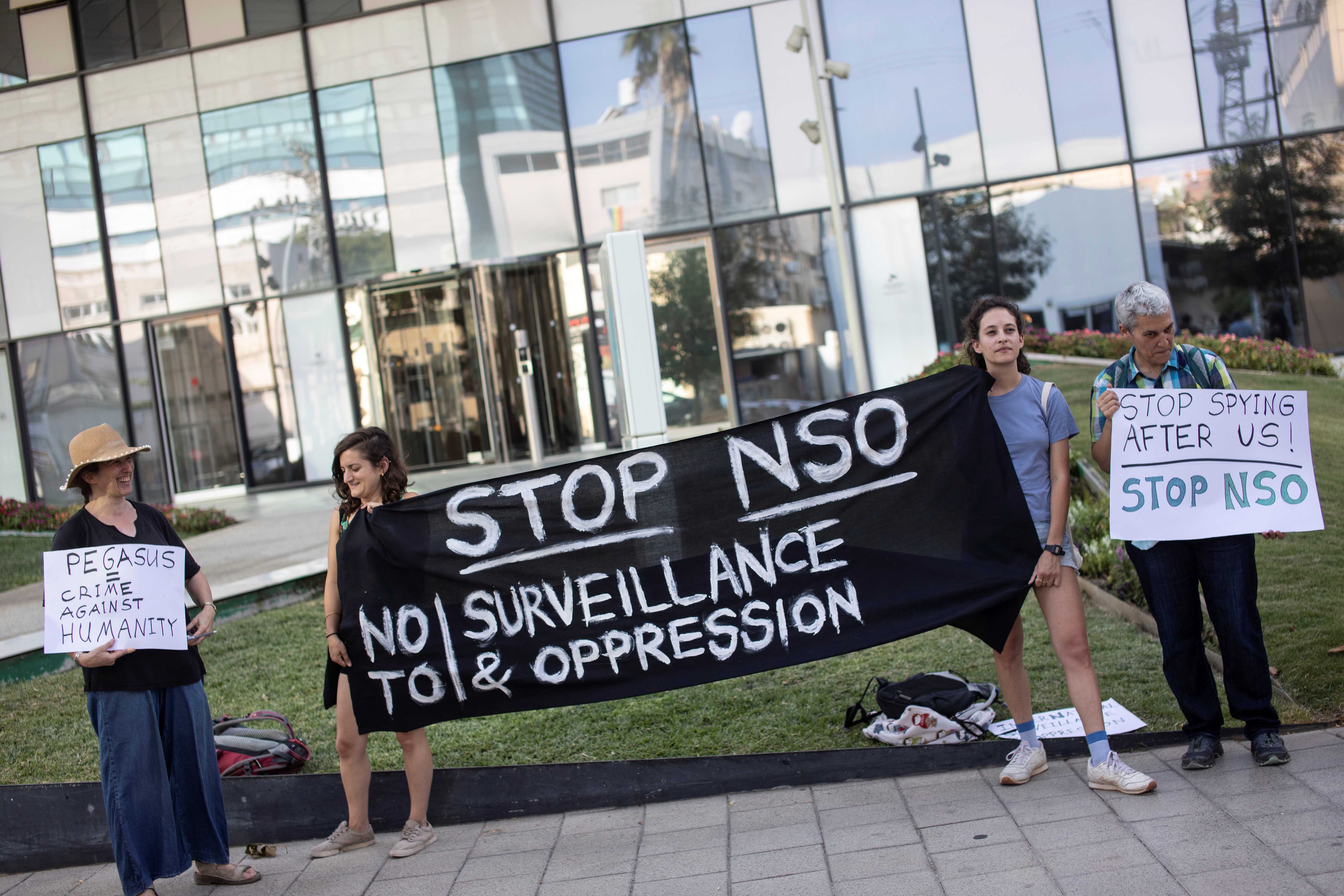 מפגינים מחוץ למשרדי חברת NSO ליד תל-אביב, 25 ביולי 2021.
