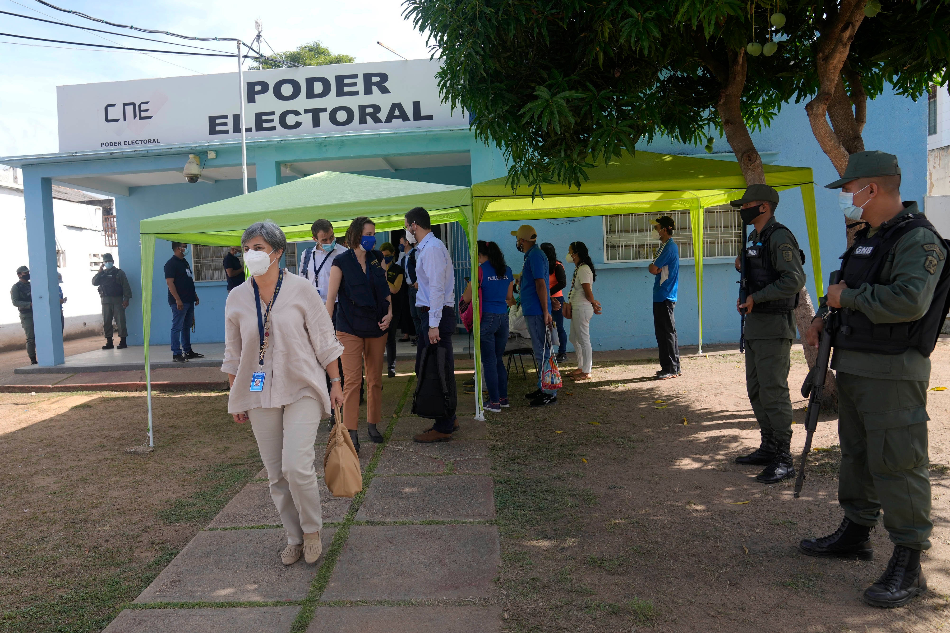 Isabel Santos, al frente, miembro del Parlamento Europeo y jefa de la Misión de Observación Electoral de la UE a Venezuela de 2021, sale de la sede del Consejo Nacional Electoral antes de las elecciones regionales en Ciudad Bolívar, Venezuela, el 17 de noviembre de 2021.