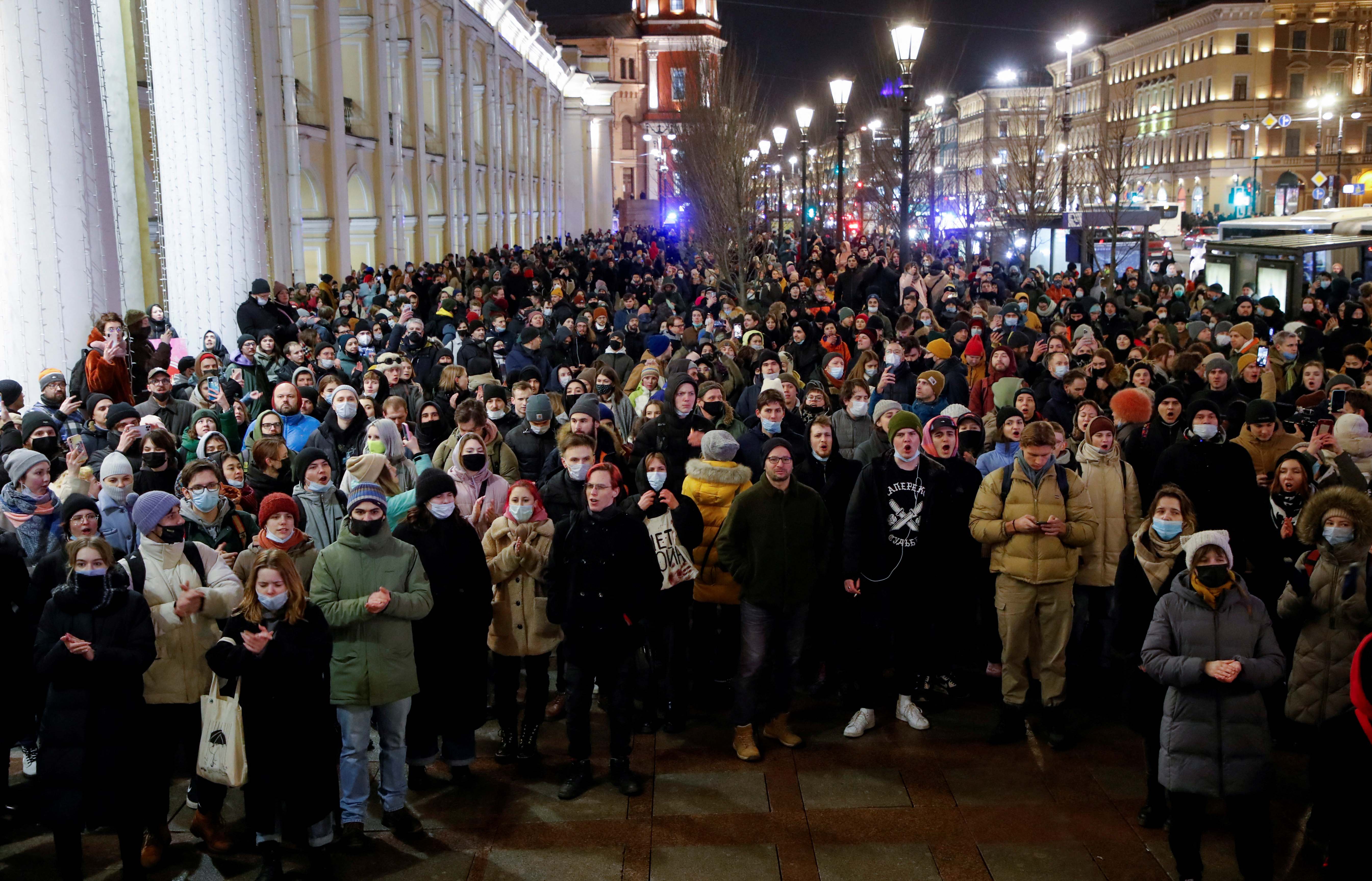 Manifestation anti-guerre à Saint-Pétersbourg, en Russie, dans la soirée du 24 février 2022, pour protester contre le lancement par le président Vladimir Poutine d’une opération militaire de grande ampleur contre l’Ukraine.