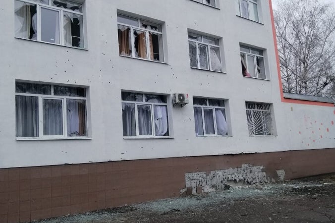 Dommages causés par une arme à sous-munitions ayant explosé devant l'hôpital central de Vuhledar, en Ukraine, le 25 février 2022.