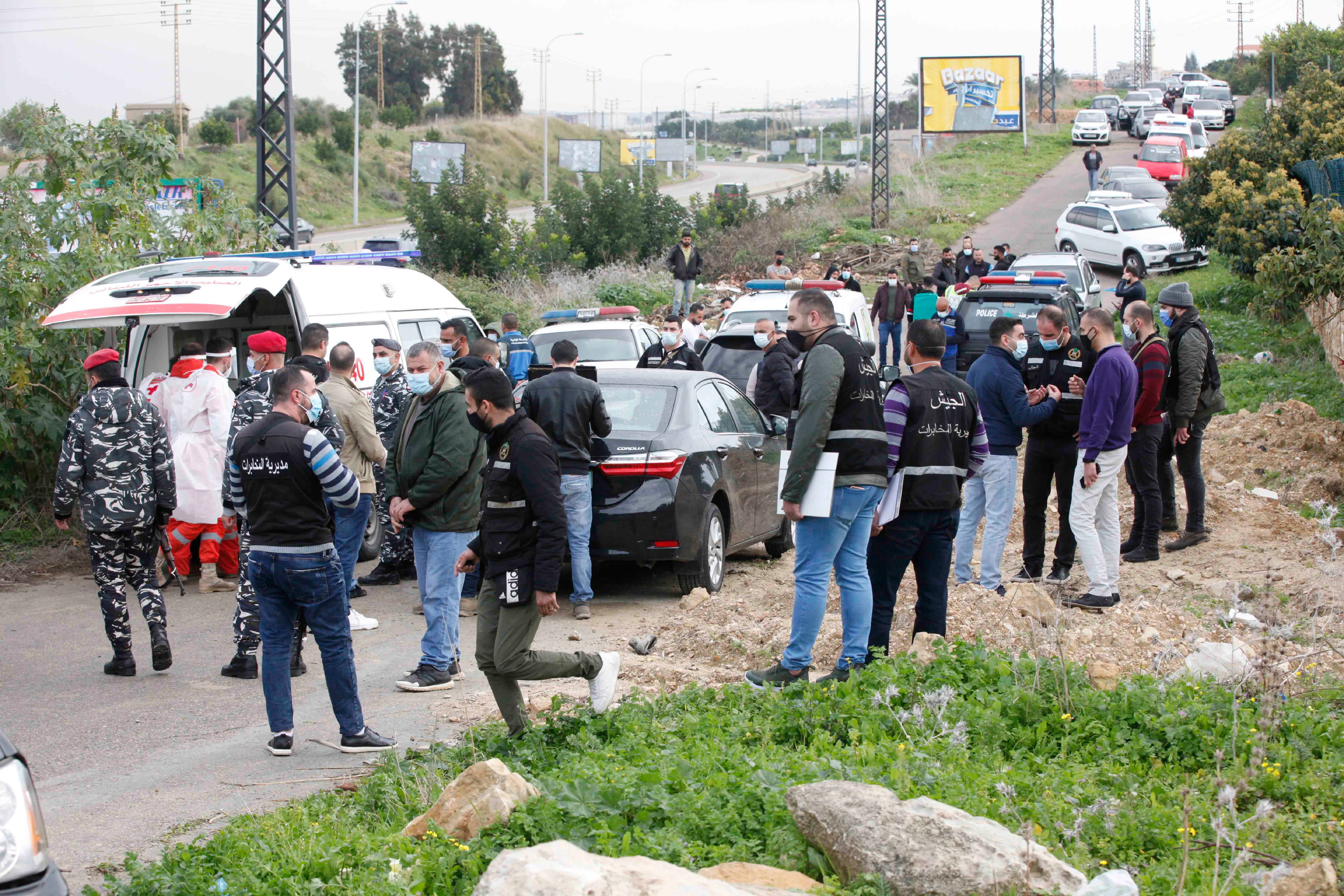 Des membres des forces de sécurité libanaises inspectent la scène du crime dont a été victime Lokman Slim, un militant politique et chercheur, abattu dans sa voiture à Addoussieh (sud du Liban), le 4 février 2021. 