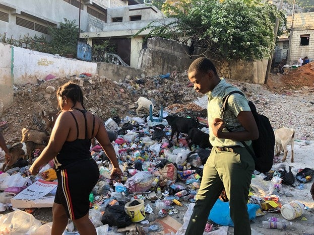 Lixo se acumula em uma rua em dezembro de 2021 em Porto Príncipe, Haiti, que sofre com serviço de coleta de lixo e saneamento inadequados.