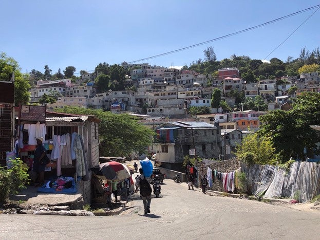Uma rua em Porto Príncipe em dezembro de 2021.