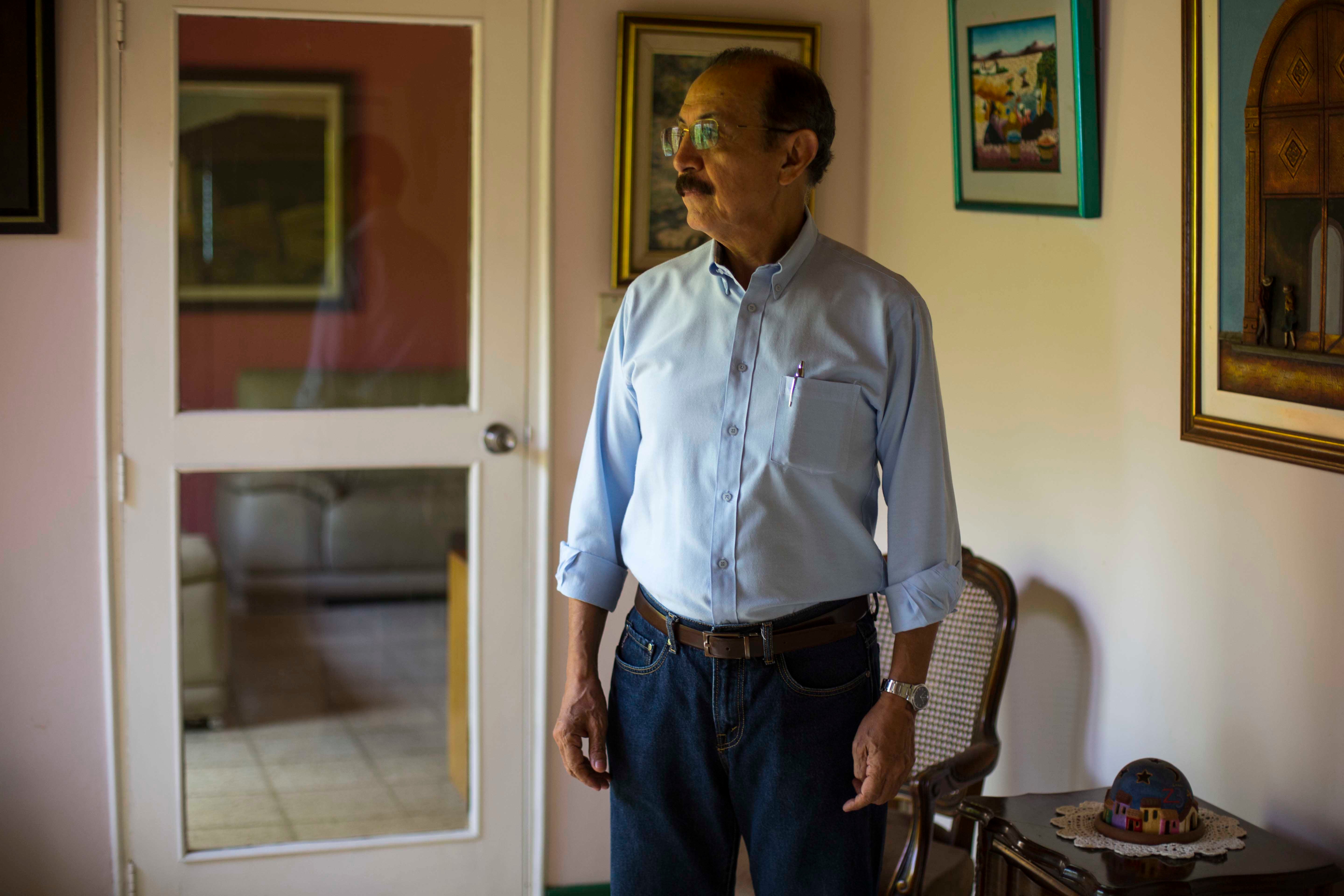 El general sandinista retirado Hugo Torres posa para un retrato en su casa, en Managua, Nicaragua, el 2 de mayo de 2018. Uno de los líderes opositores detenido de cara a las elecciones presidenciales de 2021, Torres murió en prisión el 12 de febrero de 2022, a los 73 años.