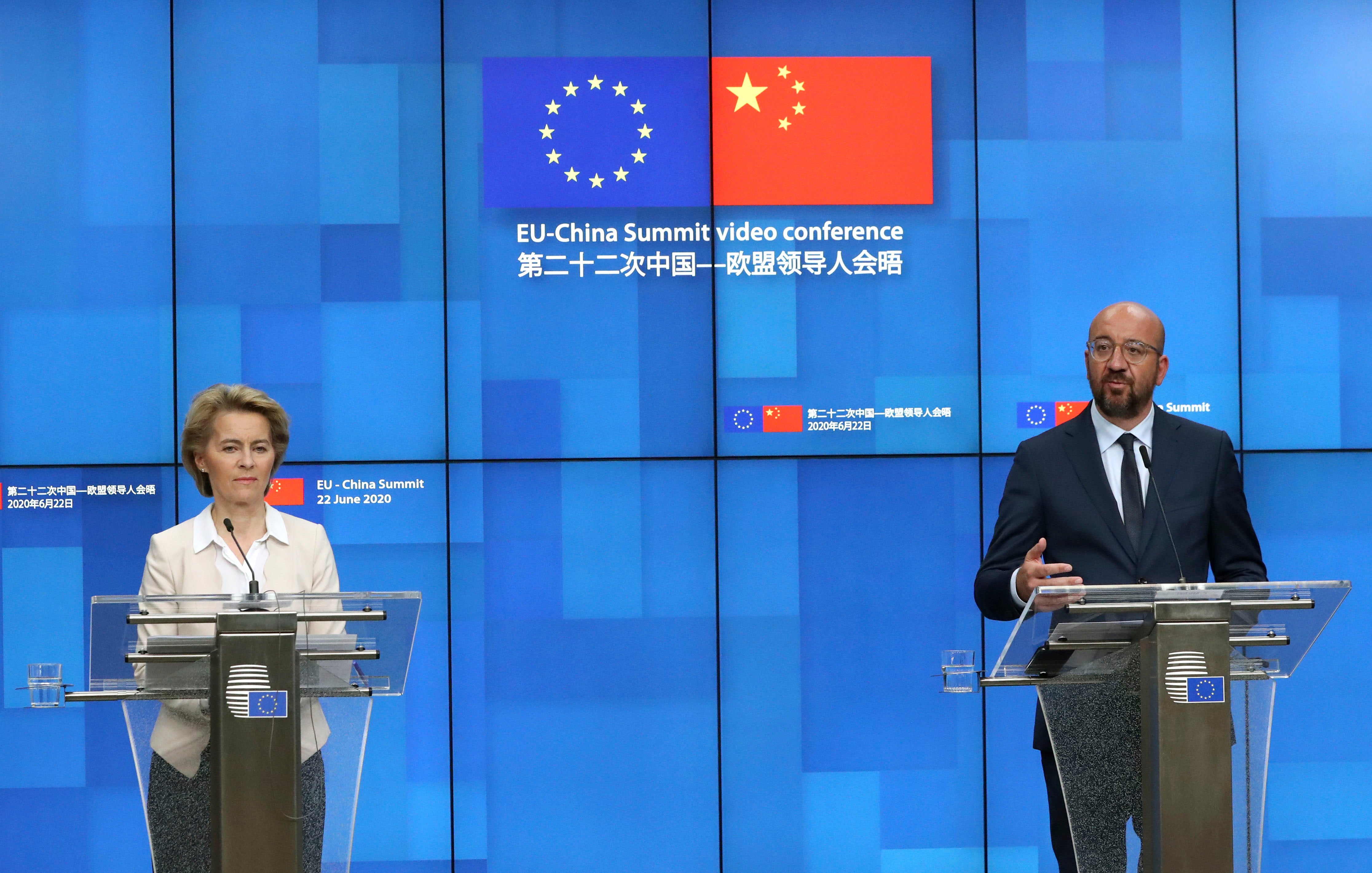 歐洲理事會主席米歇爾（右）和歐盟委員會主席馮德萊恩在布魯塞爾歐洲理事會出席2020年歐盟－中國領導人會晤閉幕記者會，2020年6月22日。