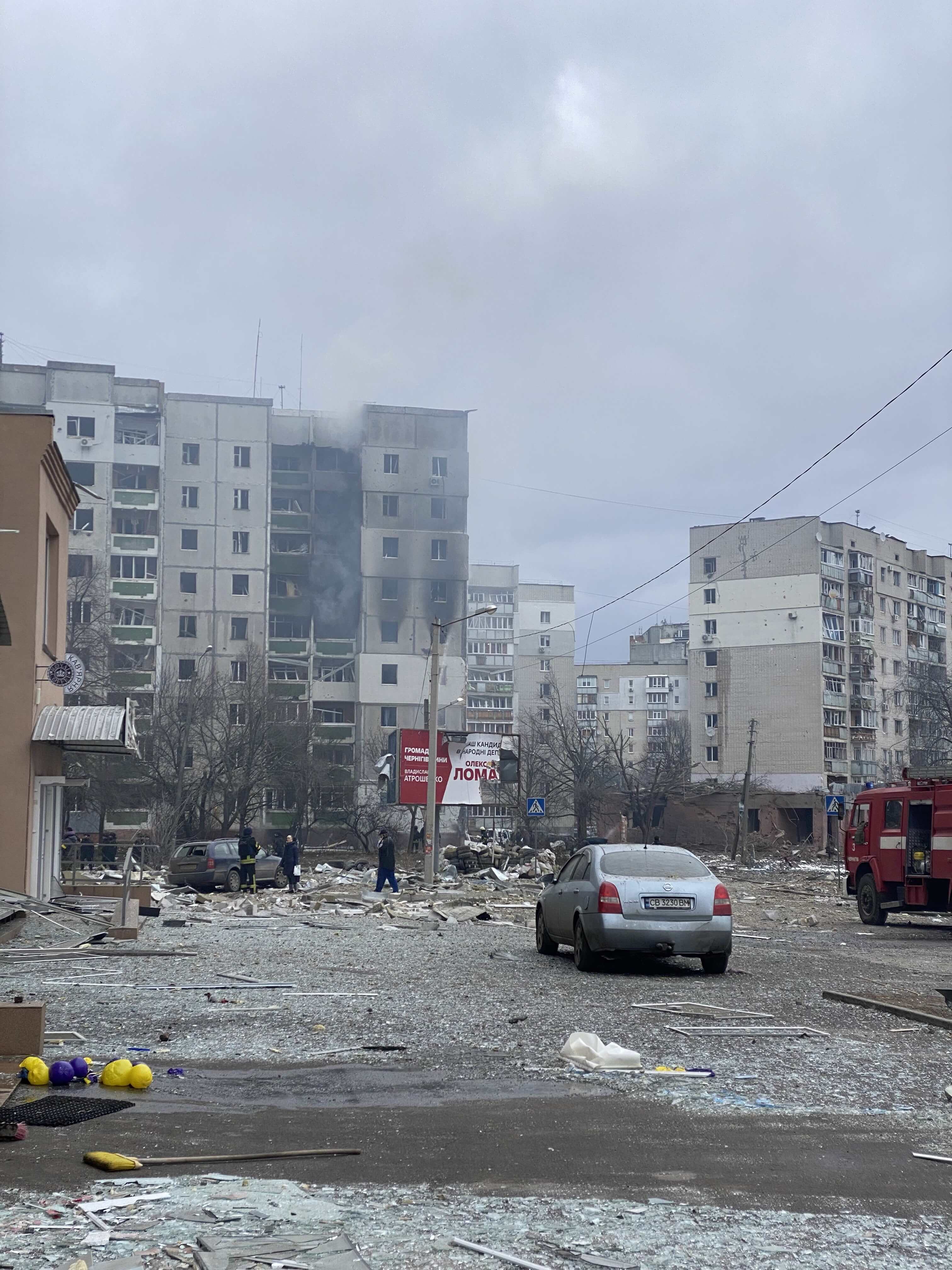 Une rue de Tchernihiv, dans le nord de l'Ukraine, parsemée de débris et d’éclats de verre à la suite de frappes russes ayant endommagé des immeubles résidentiels et brisé des fenêtres. Fin mars 2022, les habitants n’avaient qu’un accès très limité à l'eau courante, à l'électricité ou au chauffage, suite à l'intensification des attaques russes.