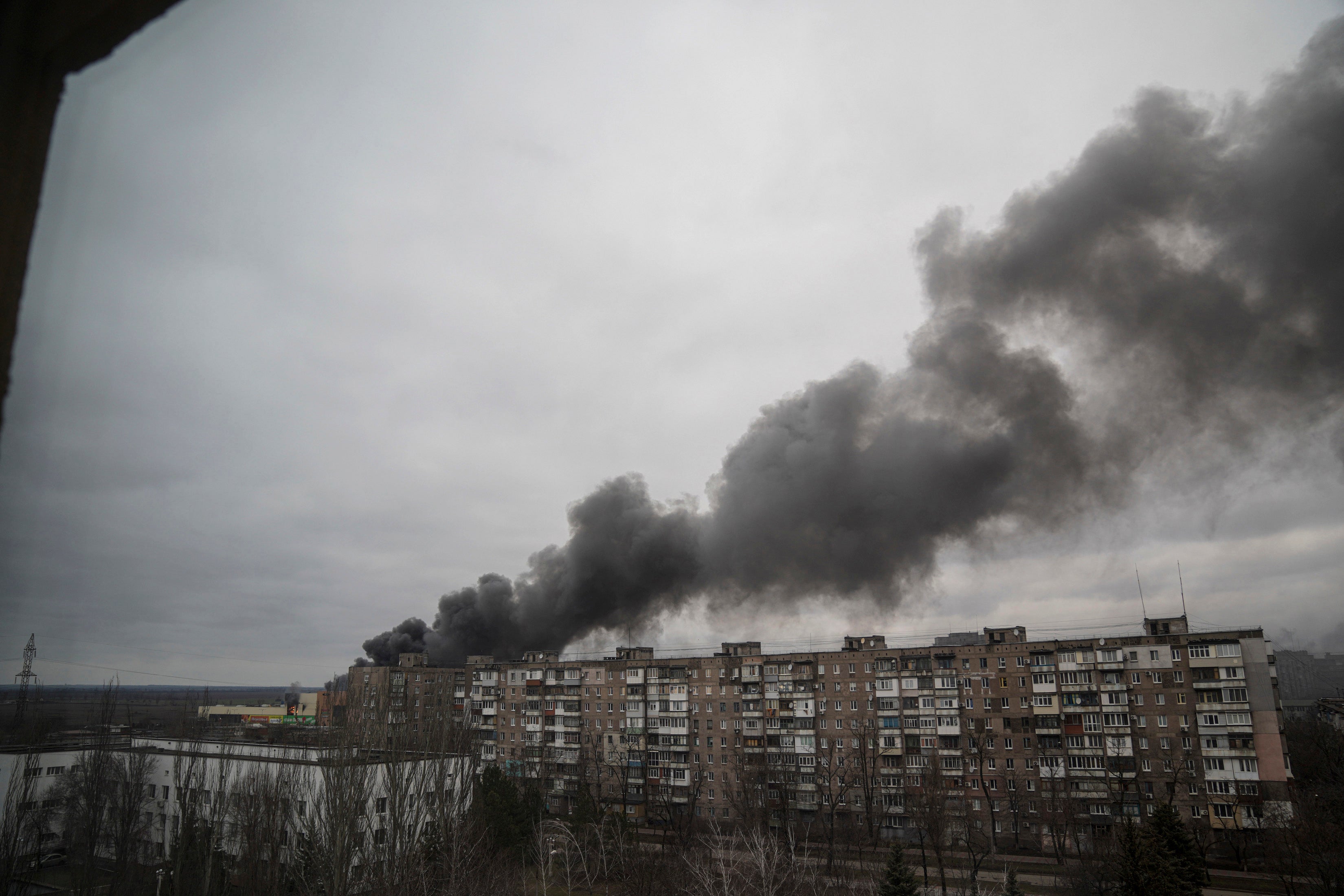 De la fumée s'élève après un bombardement des forces russes à Marioupol, en Ukraine, le 4 mars 2022.