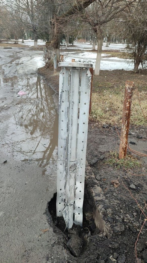 O compartimento de carga de um foguete de munição cluster 9M55K que atingiu uma rua em Kharkiv durante o ataque de 28 de fevereiro. As 72 submunições teriam sido empilhadas dentro deste suporte.