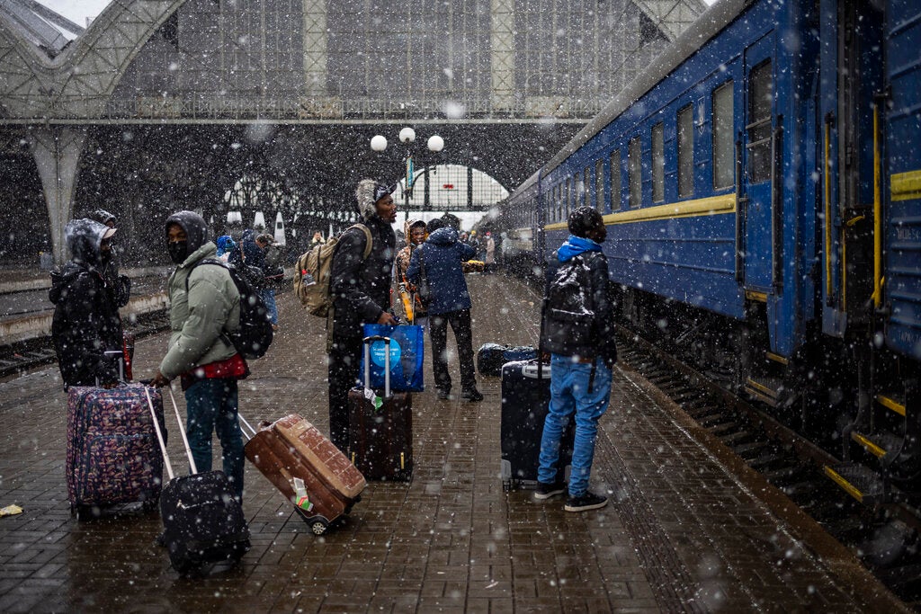 Estudiantes nigerianos en Ucrania esperan en un andén de la estación de Lviv por un tren para poder cruzar la frontera, el domingo 27 de febrero de 2022 en Lviv, oeste de Ucrania. 