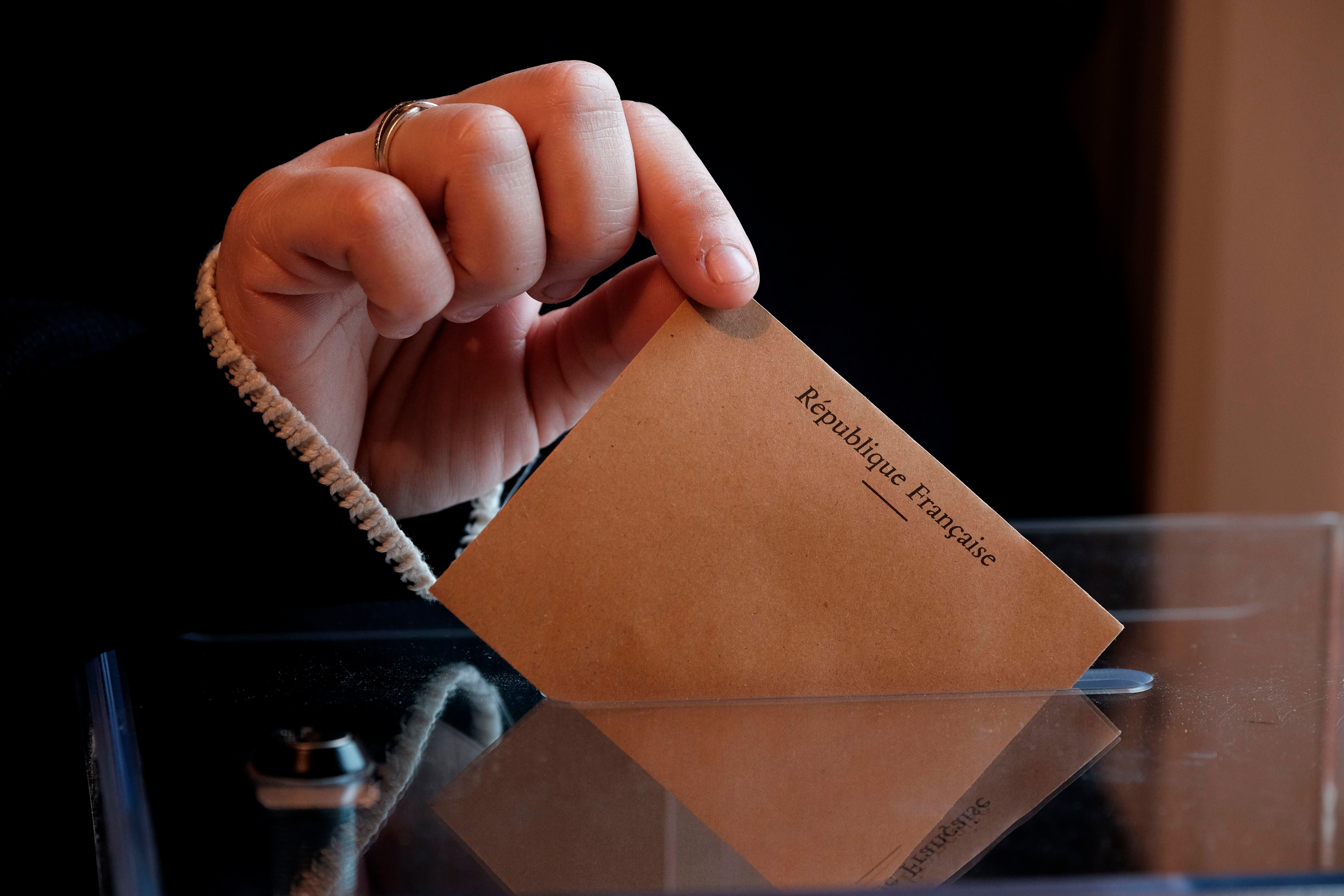 Enveloppe de bulletin de vote, sigle Republique Francaise, avec une urne de vote.