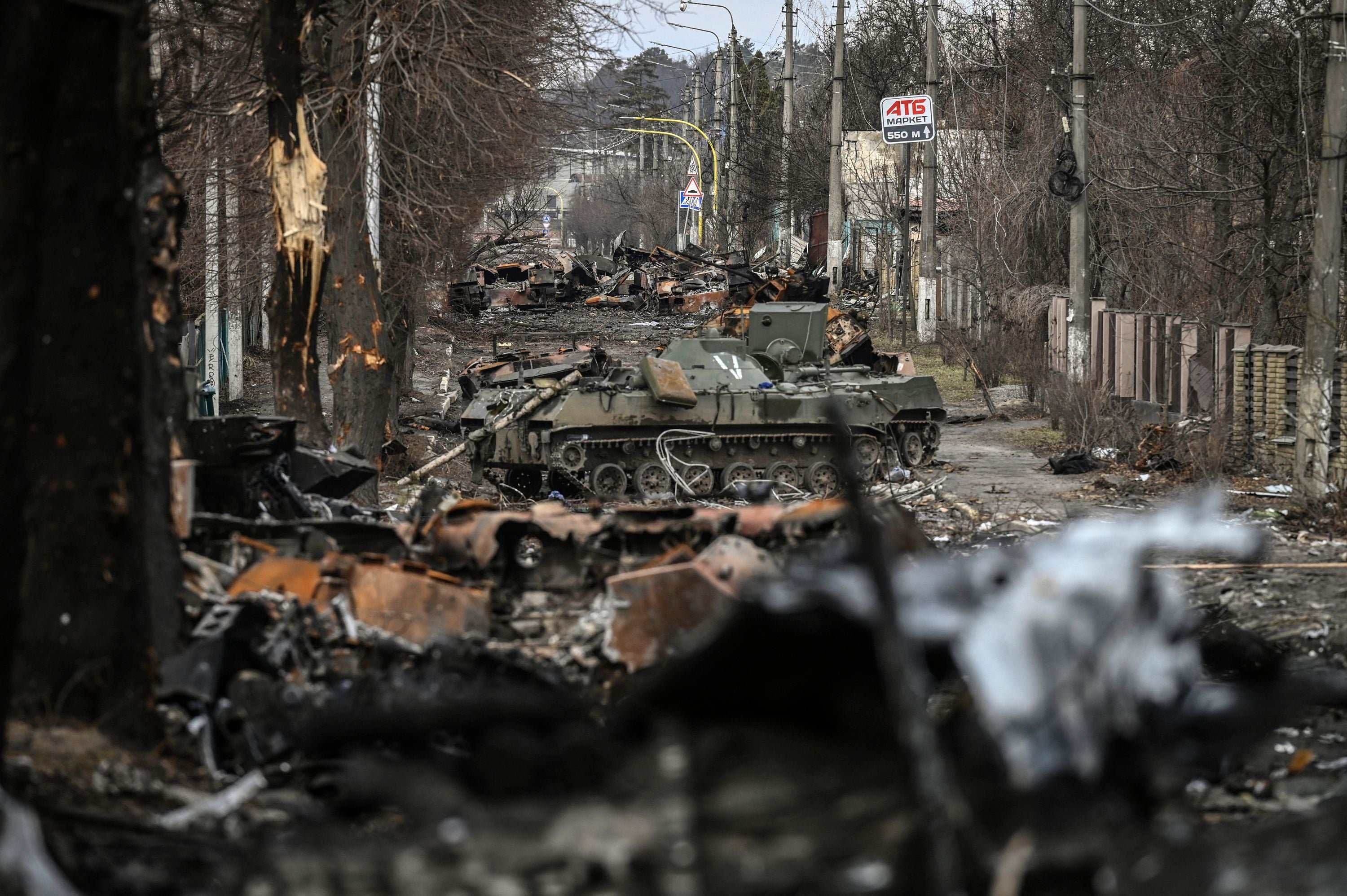 俄軍裝甲車被成排擊毀，烏克蘭基輔市西北方布查鎮，2022年3月4日。