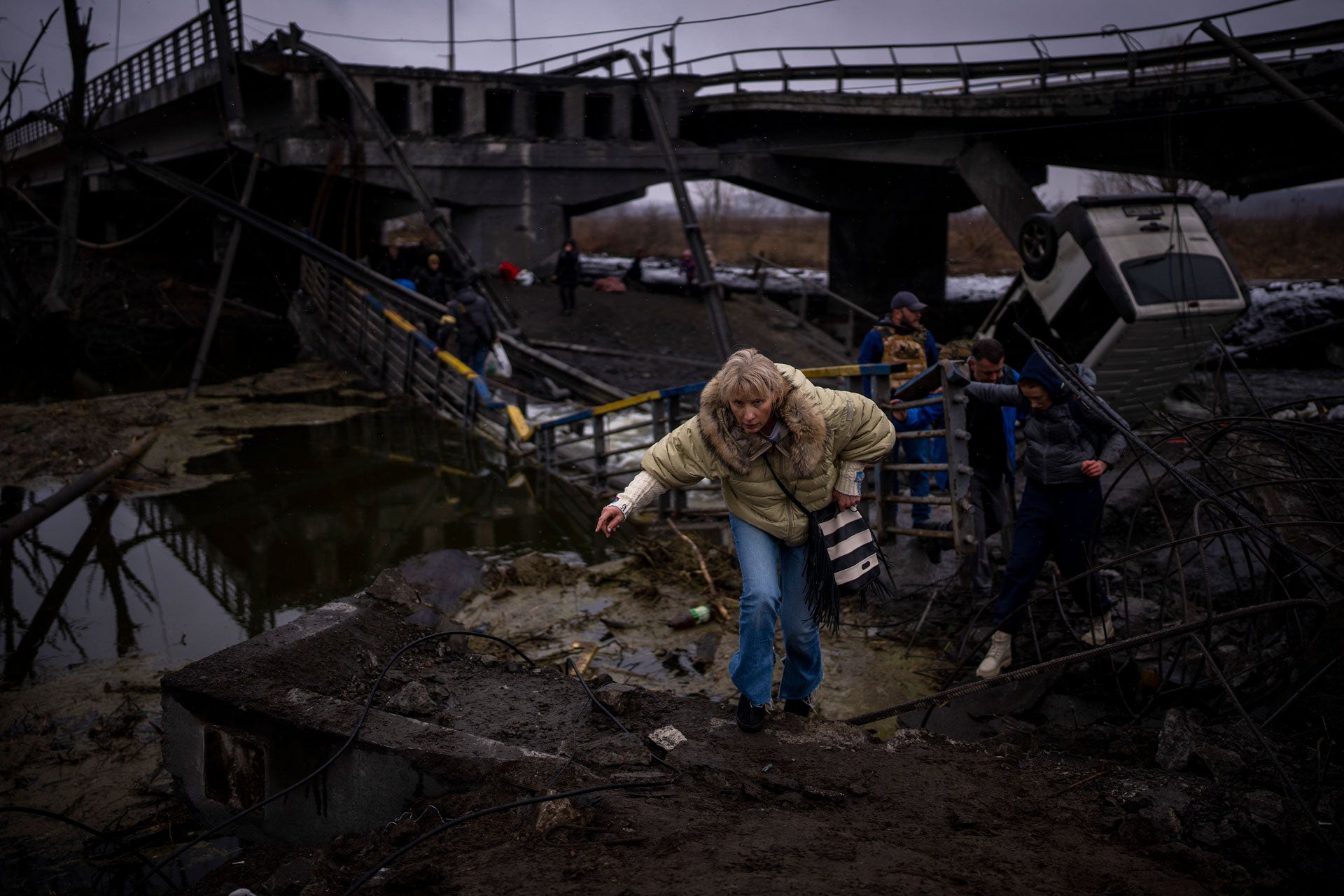 烏克蘭民眾從基輔外圍一座斷橋逃出，2022年3月2日。