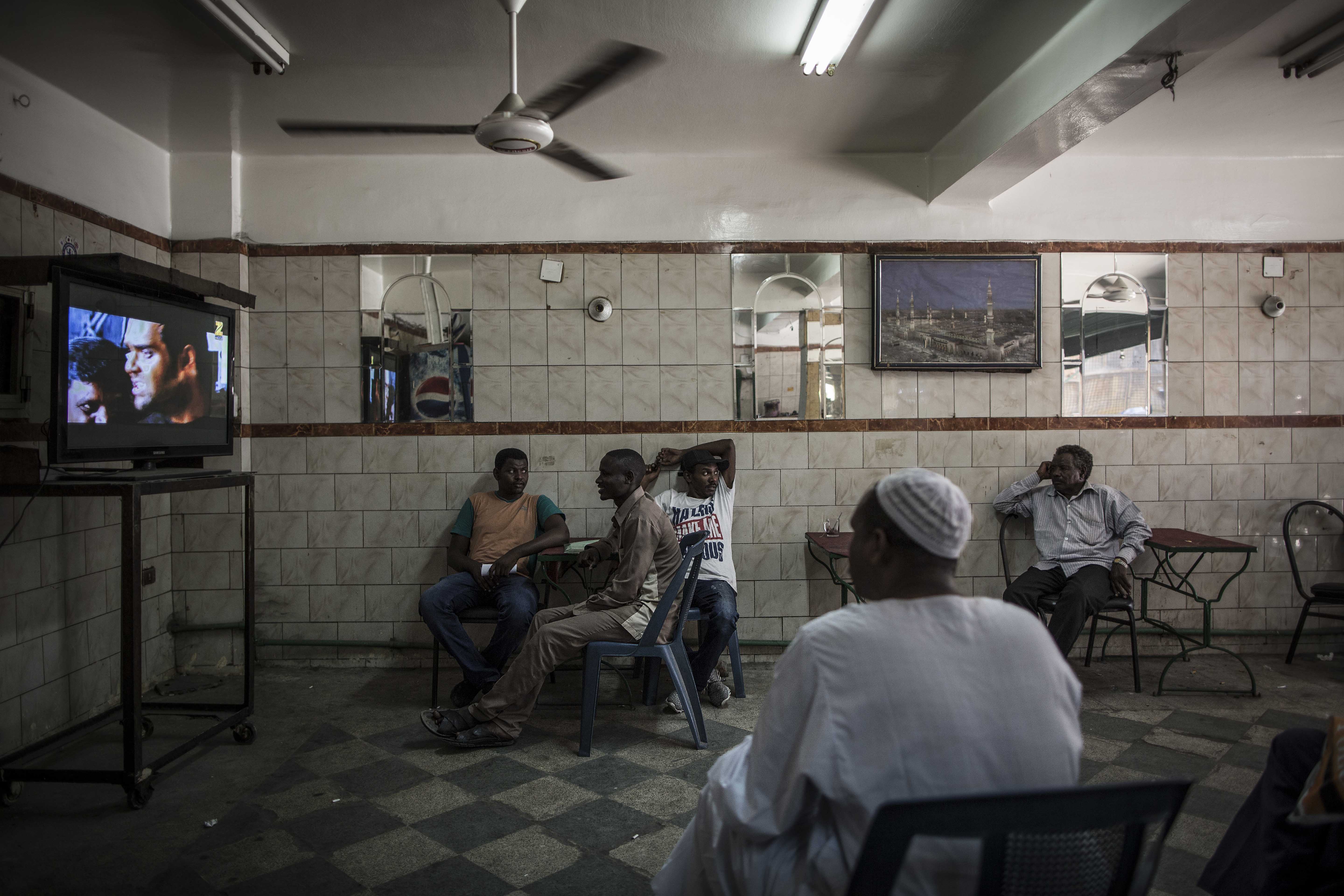رجال يجلسون في مقهى أغلب رواده من المهاجرين السودانيين، القاهرة، مصر، 8 أغسطس/آب 2017.