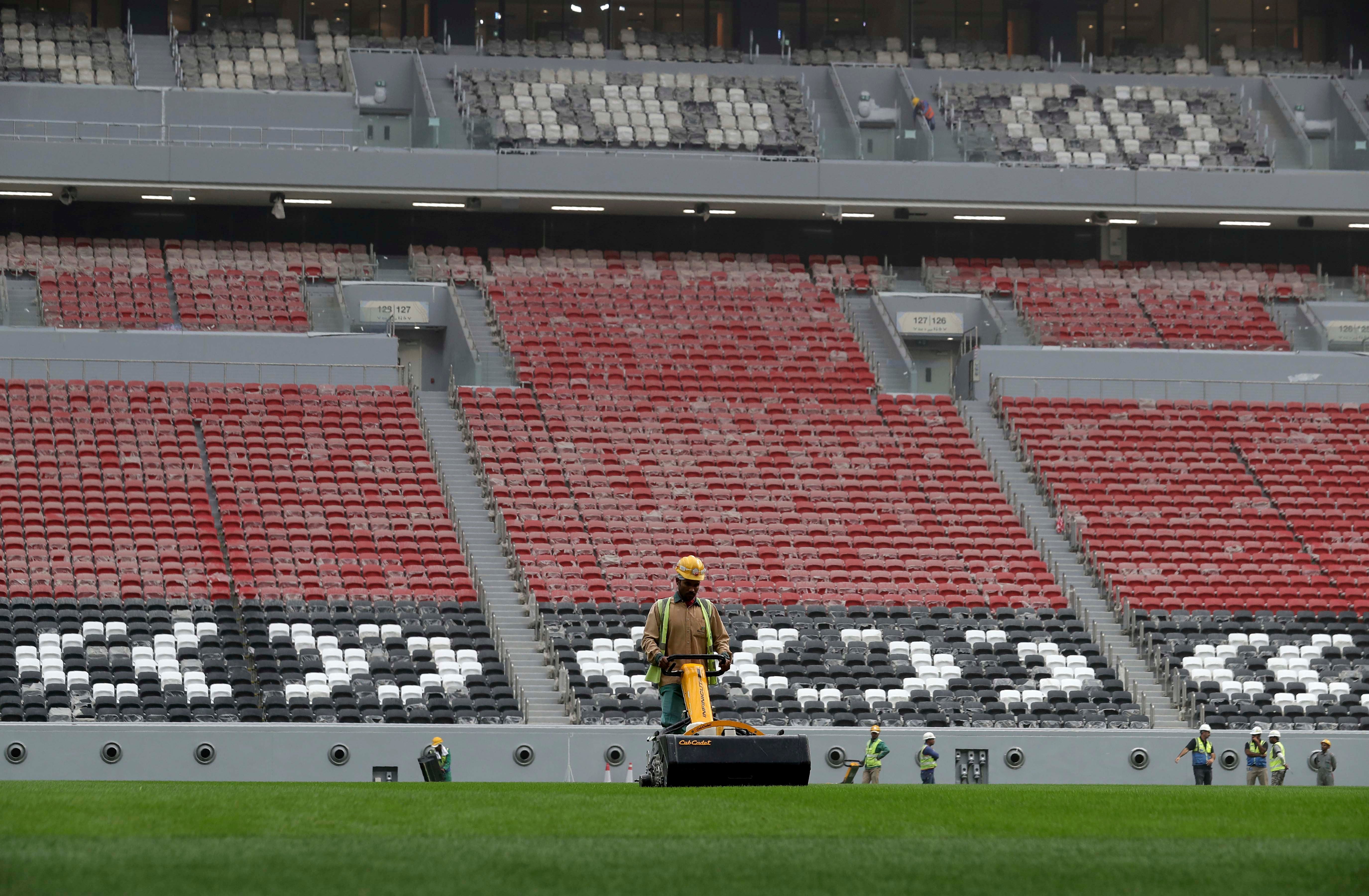 عمال في استاد البيت، أحد ملاعب كأس العالم 2022، في الخور، على بعد حوالي 50 كيلومتر شمال الدوحة، قطر، 17 ديسمبر/كانون الأول 2019. 