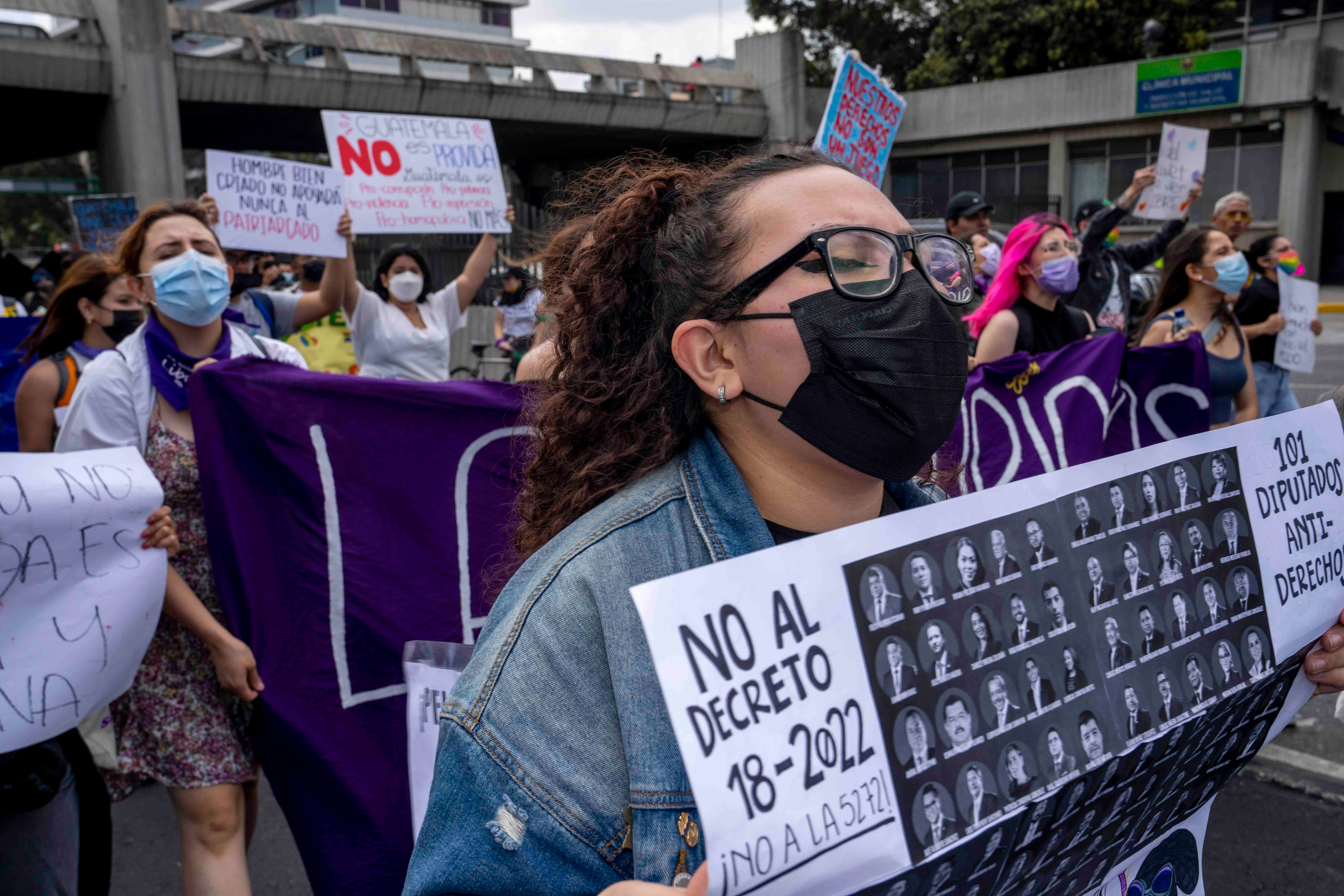 Protestas en Ciudad de Guatemala el sábado 12 de marzo de 2022, contra un proyecto de ley que habría aumentado las penas para las mujeres que interrumpen sus embarazos, prohibido el matrimonio igualitario, así como la discusión sobre diversidad sexual en las escuela