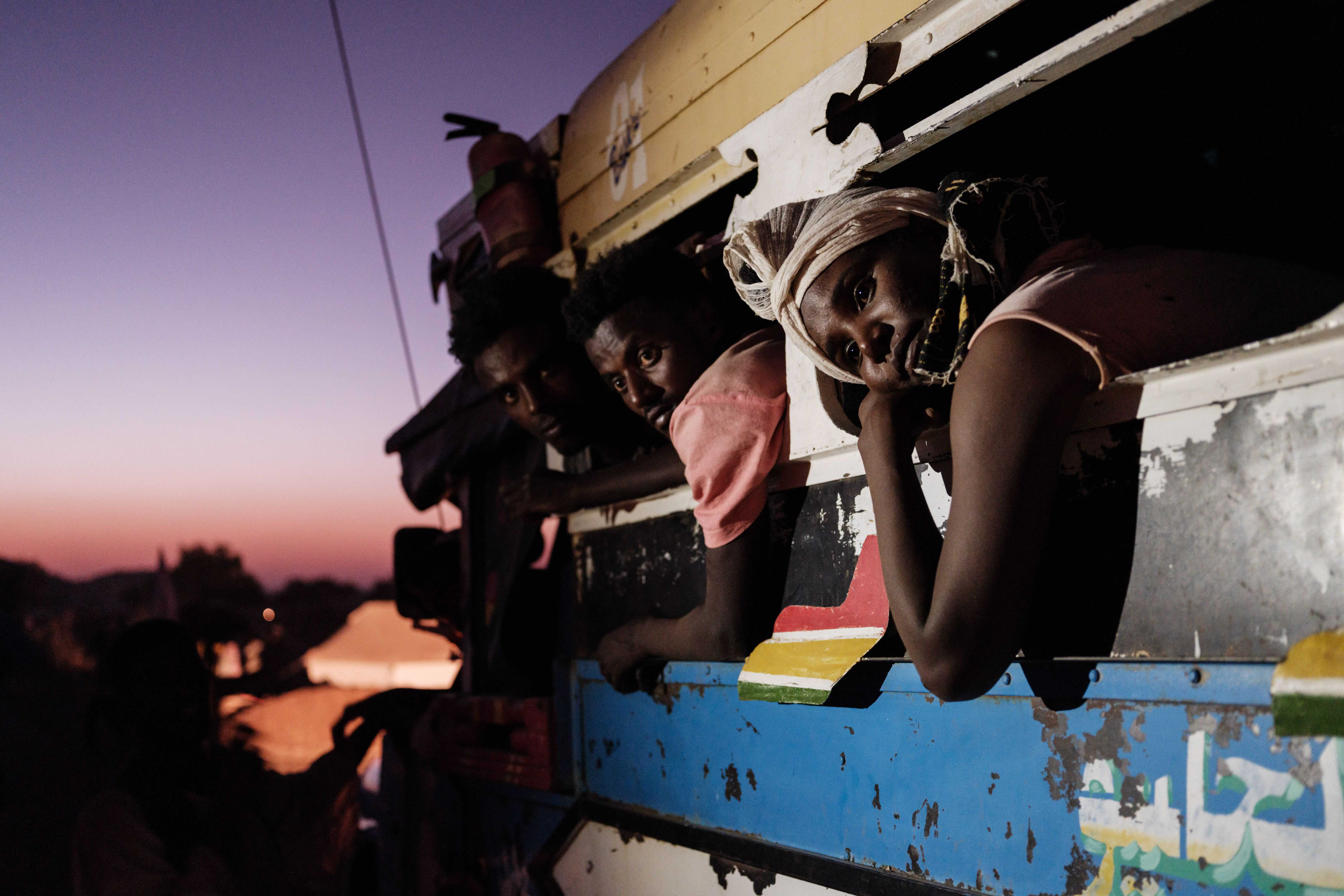 Refugiados etíopes que huyeron del conflicto de Tigray en Etiopía llegan en autobús al campo de refugiados de Um Raquba, en el este de Sudán, el 11 de diciembre de 2020.