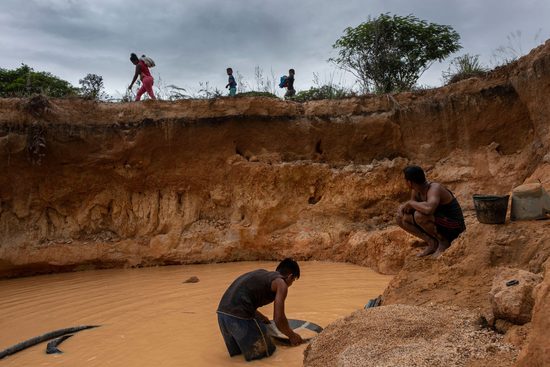Hombres buscan diamantes y oro en una mina excavada recientemente