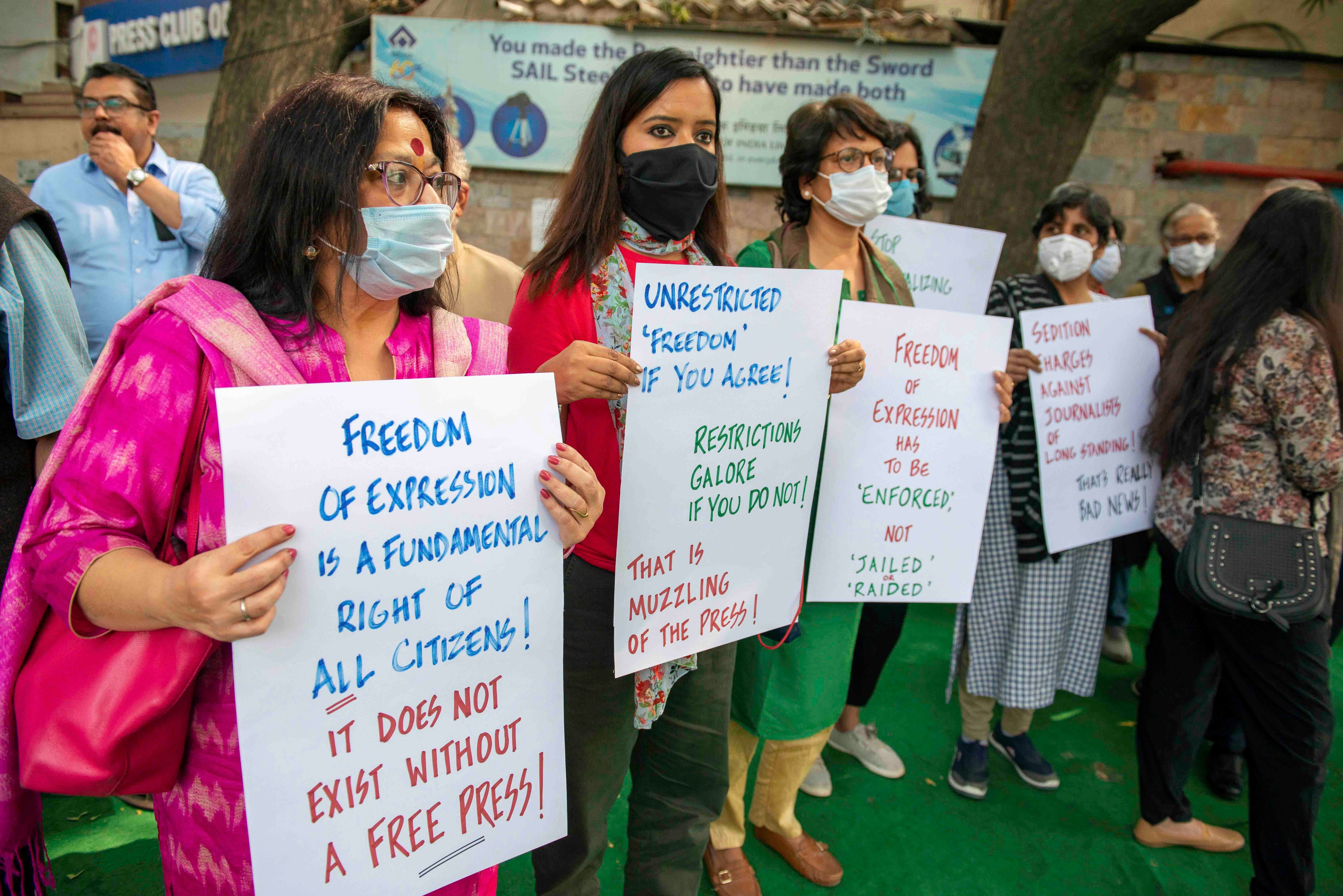प्रेस क्लब ऑफ इंडिया के बाहर मीडिया पर सरकारी तंत्र के बढ़ते प्रतिबंधों का विरोध करते पत्रकार, नई दिल्ली, भारत, 18 फरवरी, 2021