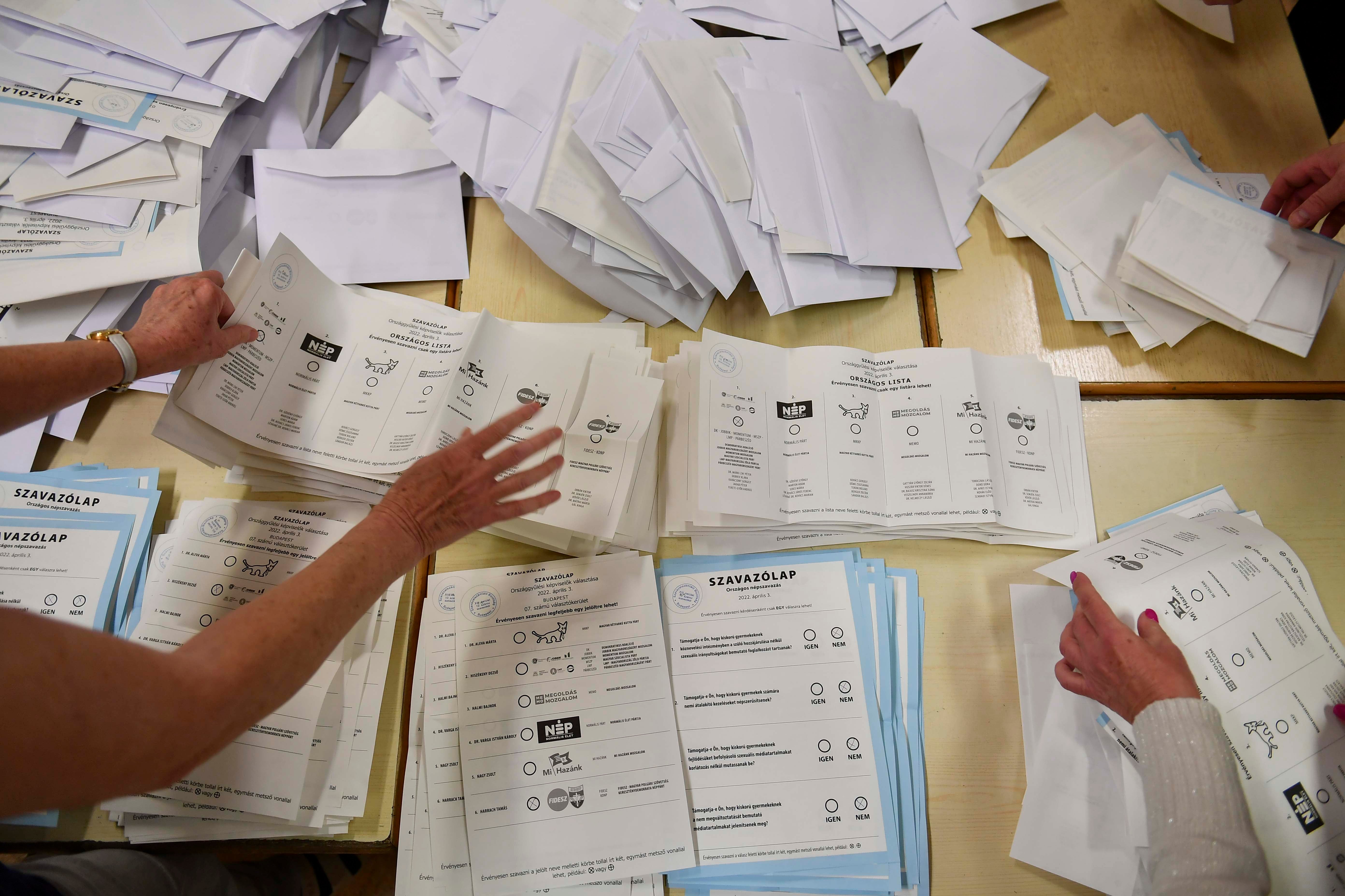 Des bulletins de vote sont dépouillés après la fermeture des bureaux de vote lors des élections législatives à Budapest, en Hongrie, le dimanche 3 avril 2022.