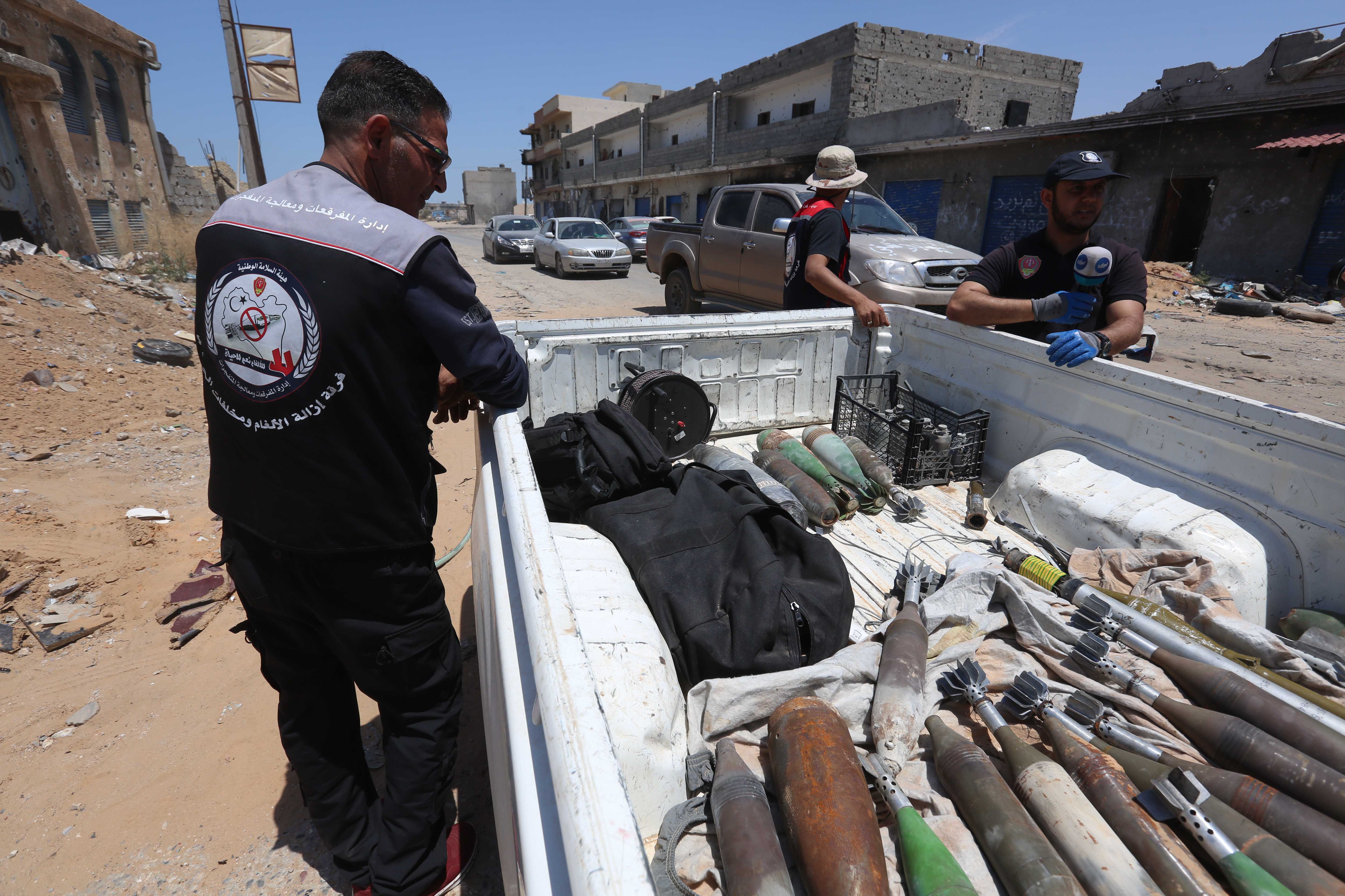 عناصر من "الهيئة الوطنية للسلامة" يزيلون ألغاما وعبوات ناسفة مستخدمة خلال النزاع المسلح في طرابلس، ليبيا، 3 يونيو/حزيران 2020.