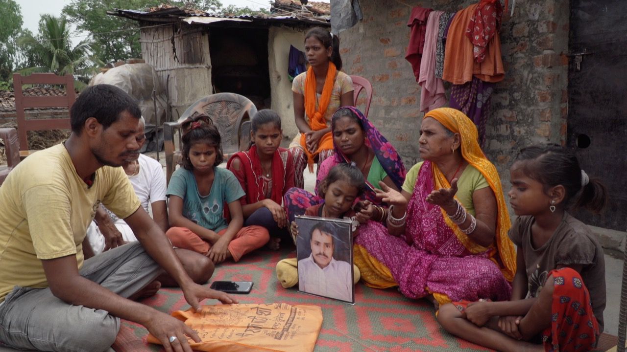 Manju Devi, dont le mari Kripal Mandal est décédé en 2022 à Doha (Qatar) où il était un travailleur migrant, photographiée avec sa famille au Népal en mai 2022.