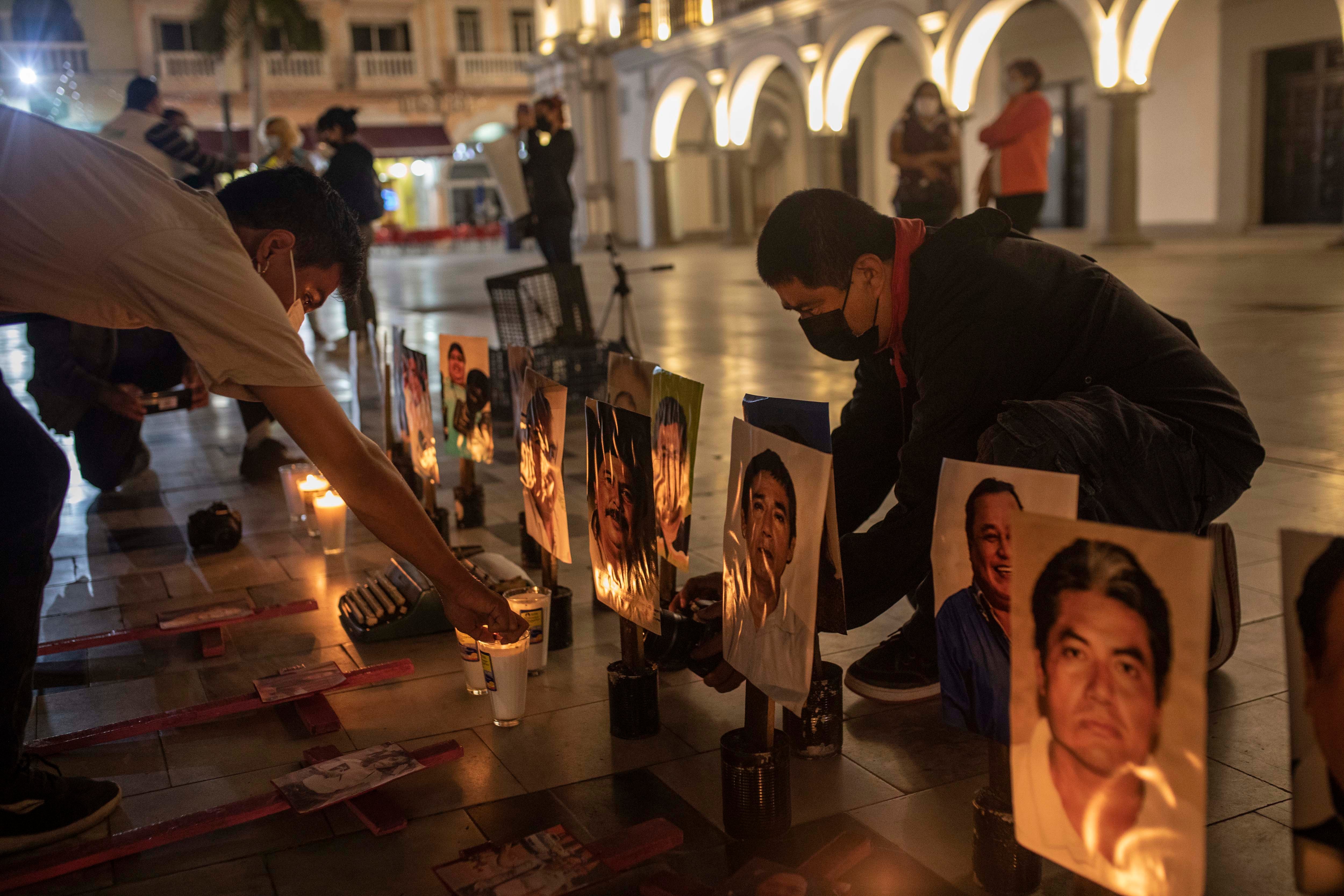 Jornalistas de Veracruz homenageiam seus colegas mortos e exigem o fim da violência contra jornalistas durante uma manifestação nacional, no Zócalo de Veracruz, México, em 25 de janeiro de 2022.