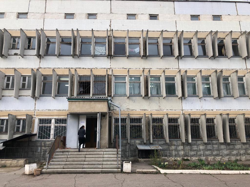 Ранее заброшенное здание университета FRISPA, где власти Молдовы размещают украинских беженцев-рома. Кишинев, Молдова, апрель 2022. 