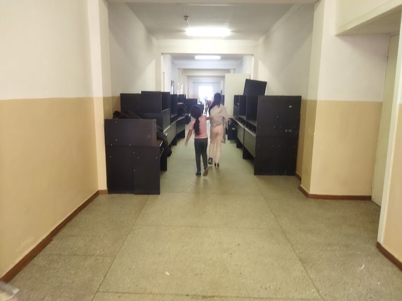 Две девочки идут по коридору центра FRISPA. Кишинев, Молдова, конец марта 2022. 