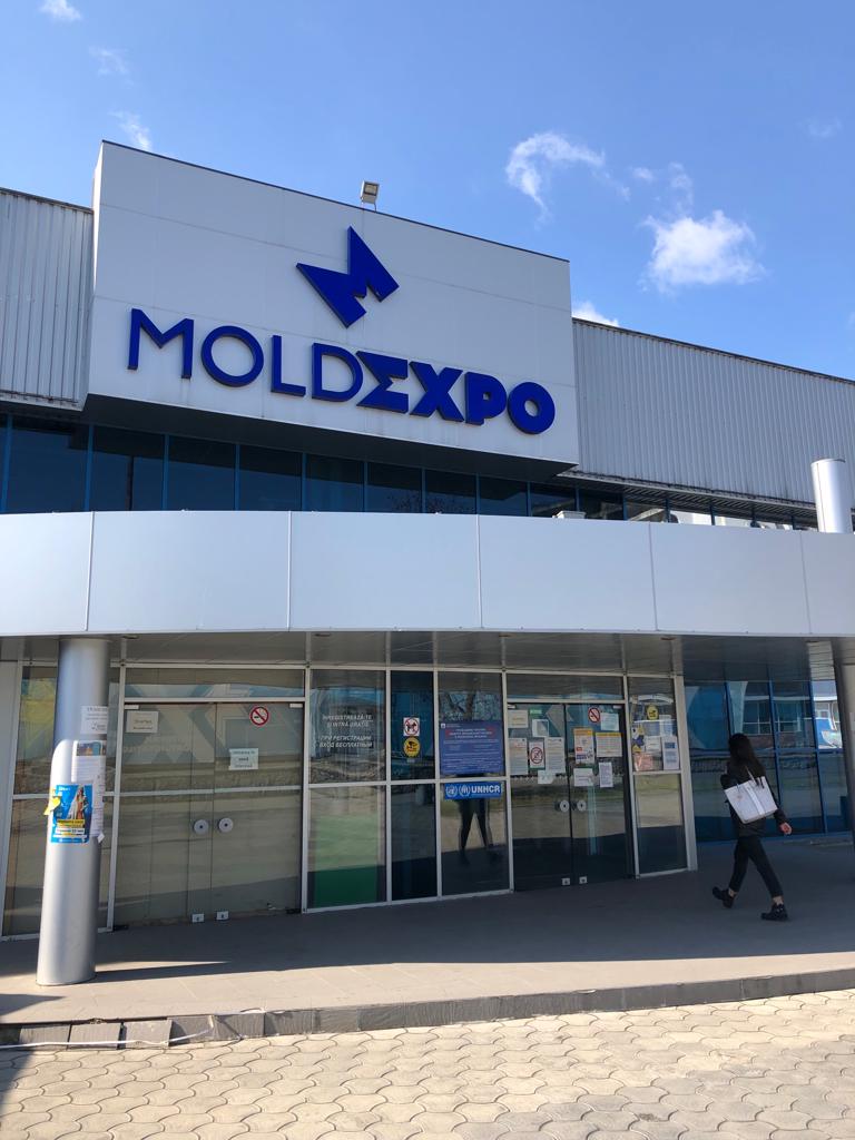 Вход в MoldExpo, выставочный центр Кишинева, который служит крупнейшим в Молдове центром приема беженцев из Украины, апрель 2022 года.