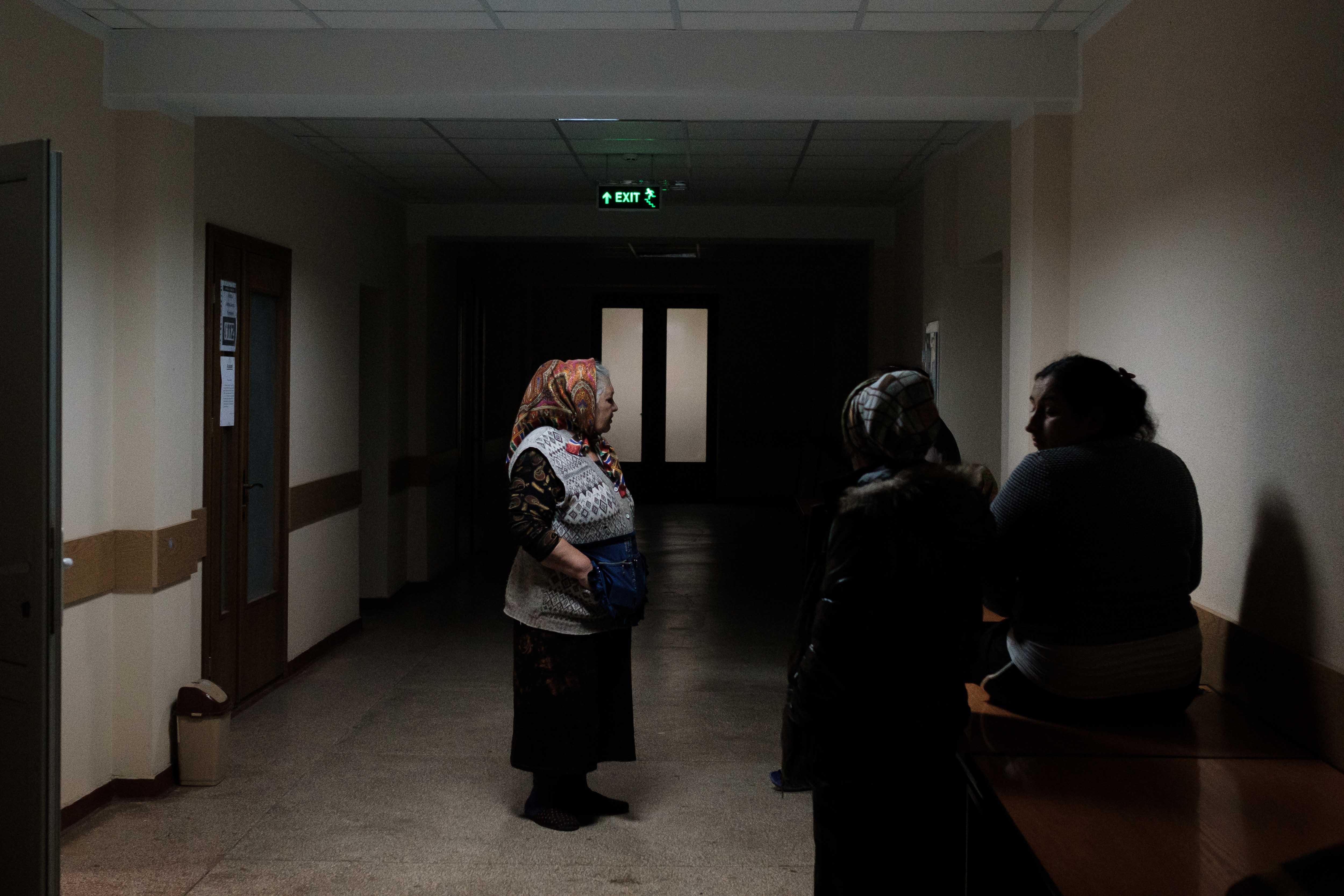 Беженцы, стоящие в коридоре центра FRISPA, где размещается большинство Украинских беженцев-рома. 9 апреля, 2022.