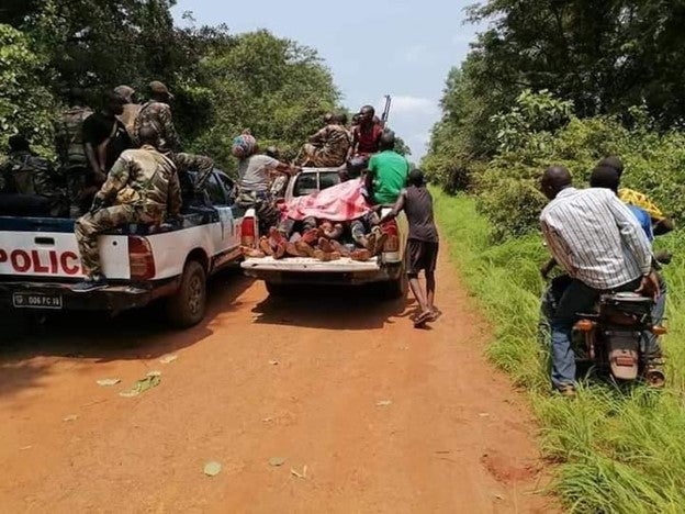 Des véhicules, dont au moins un de la police nationale centrafricaine, sur le lieu d’une attaque perpétrée par des forces liées à la Russie, à une dizaine de kilomètres au nord de Bossangoa, près des villages de Gazum et Nossi en République centrafricaine. 
