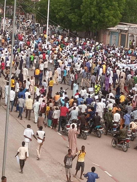 Manifestation à N’Djamena, la capitale du Tchad, le 14 mai 2022, contre la présence militaire de la France dans le pays et son soutien perçu au gouvernement de transition.
