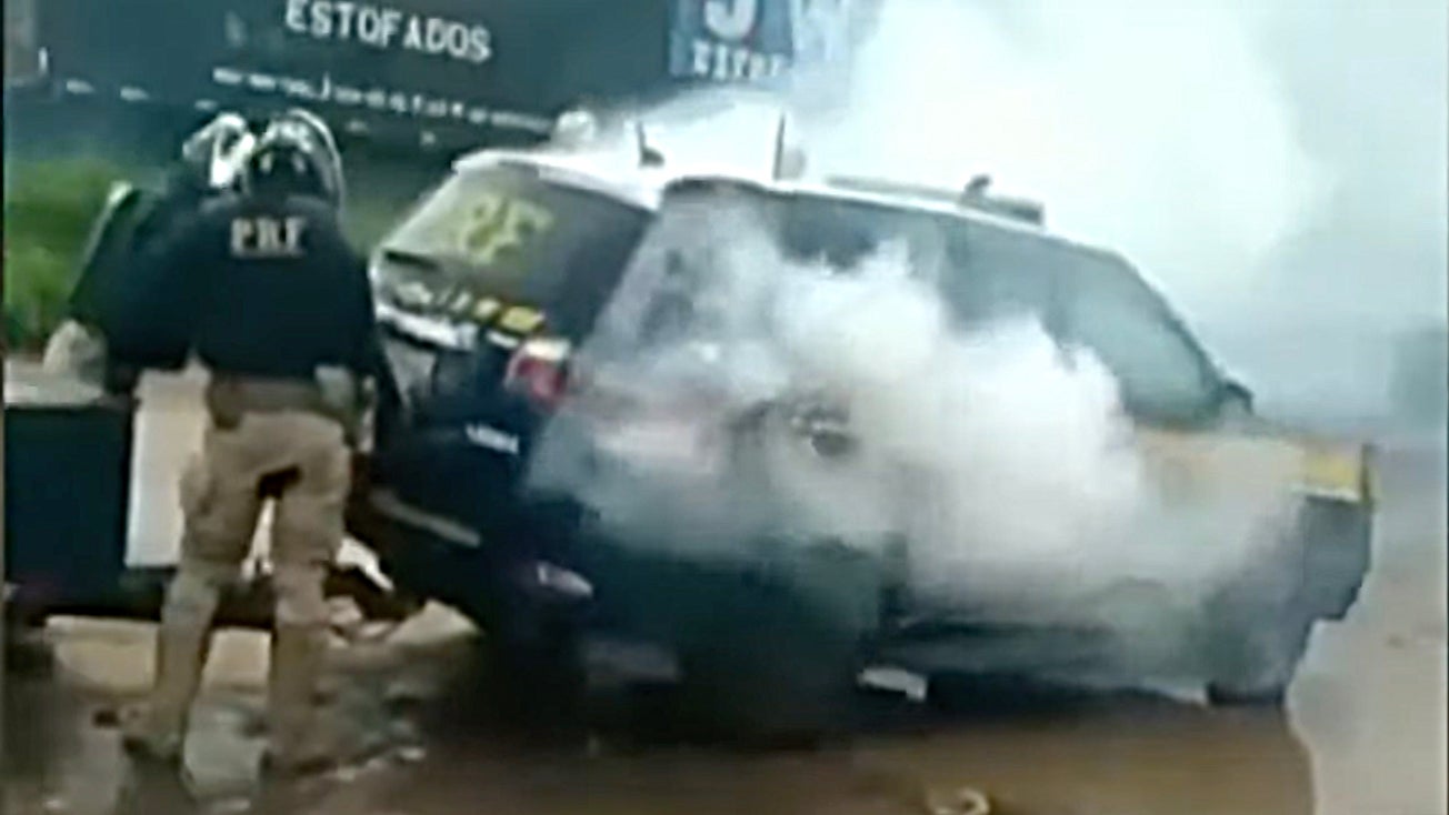 Captura de tela de um vídeo postado nas redes sociais mostra fumaça saindo de uma viatura policial