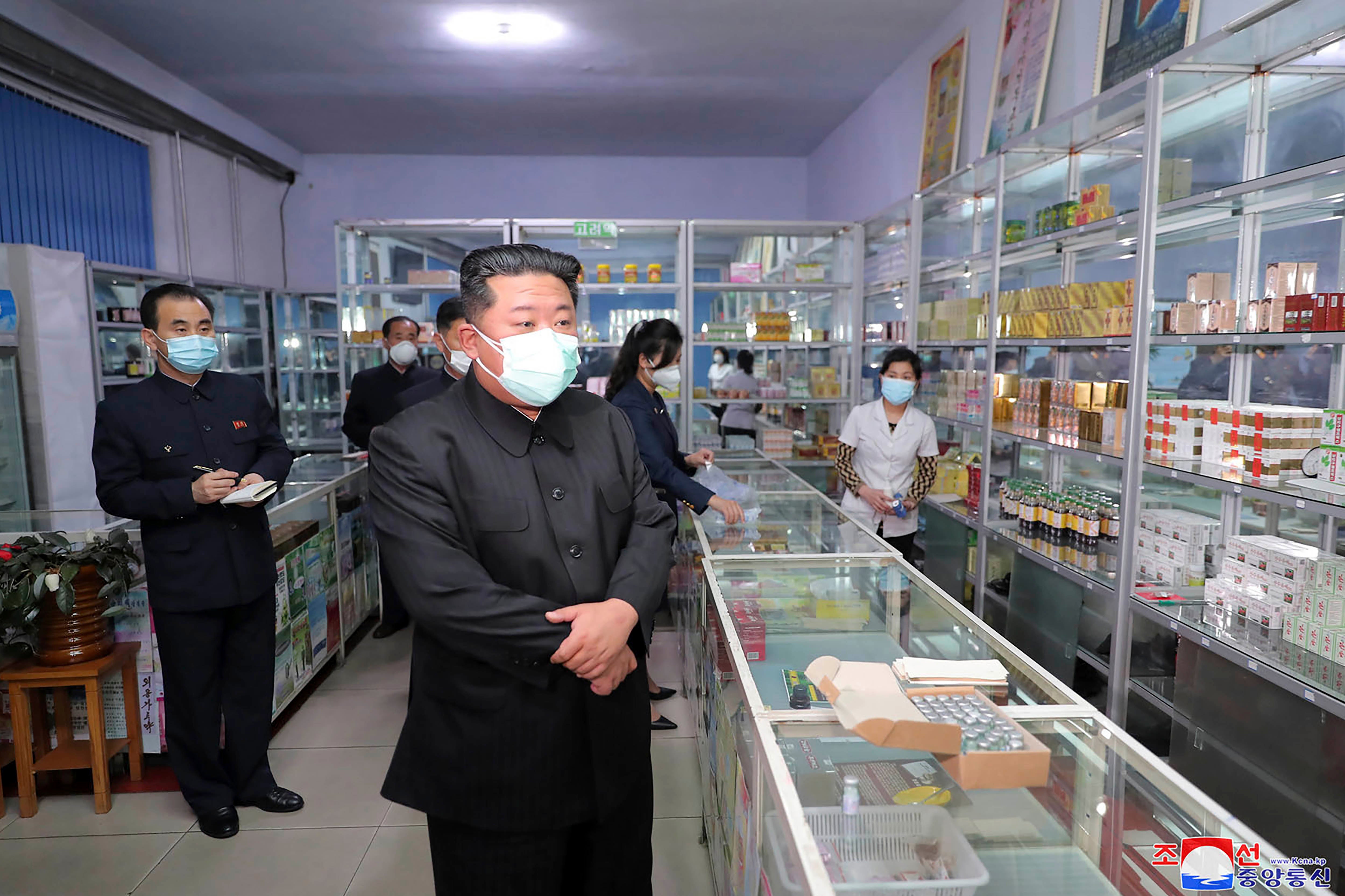 김정은 국무위원장이 공개석상에서 처음으로 마스크를 착용한 채 평양에 있는 한 약국을 시찰하고 있다.